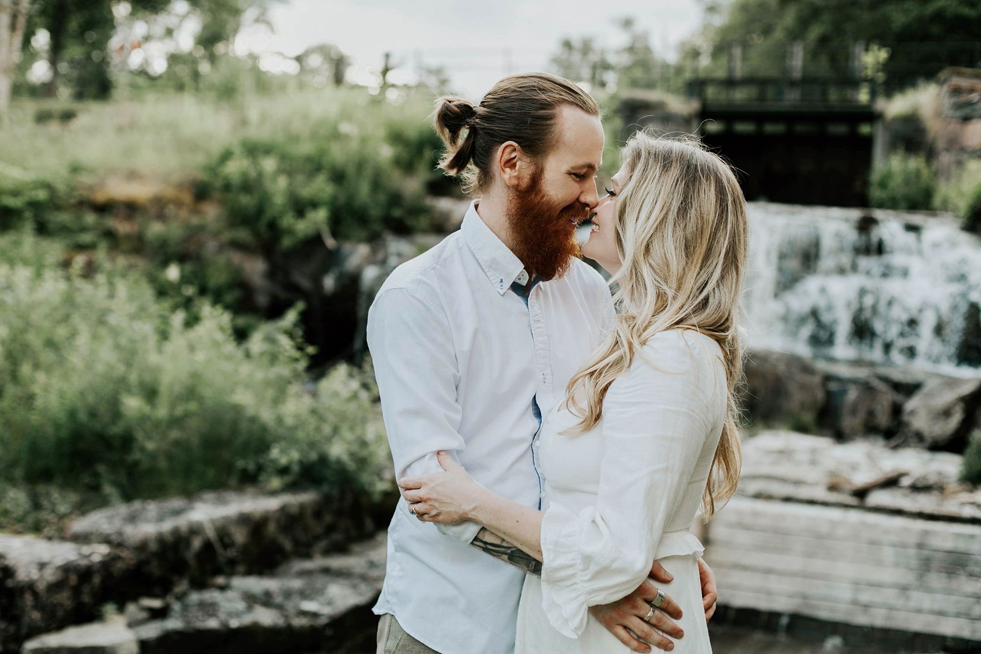 Kärleksfotografering i Borgvik med Julia och Martin. Borgvik utanför Karlstad. fotograf Rebecca Nordin.