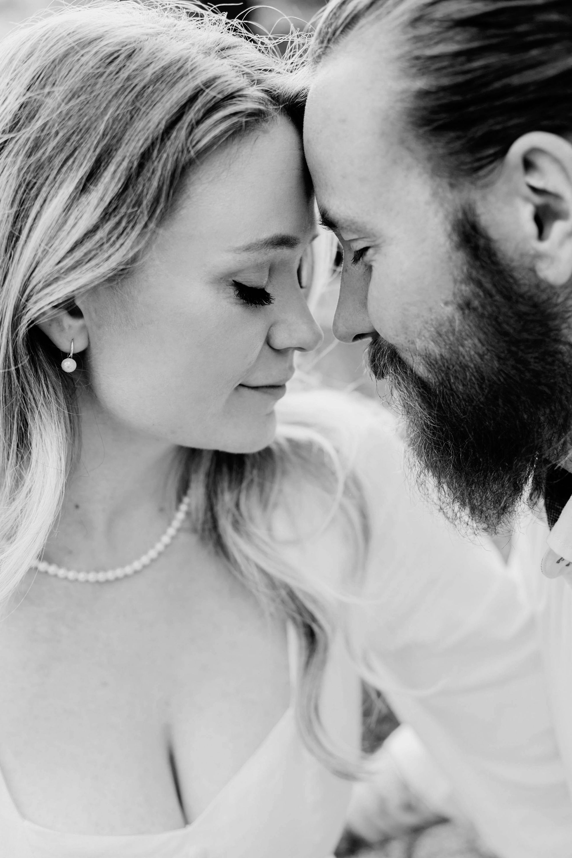 Kärleksfotografering i Borgvik med Julia och Martin. Borgvik utanför Karlstad. fotograf Rebecca Nordin.