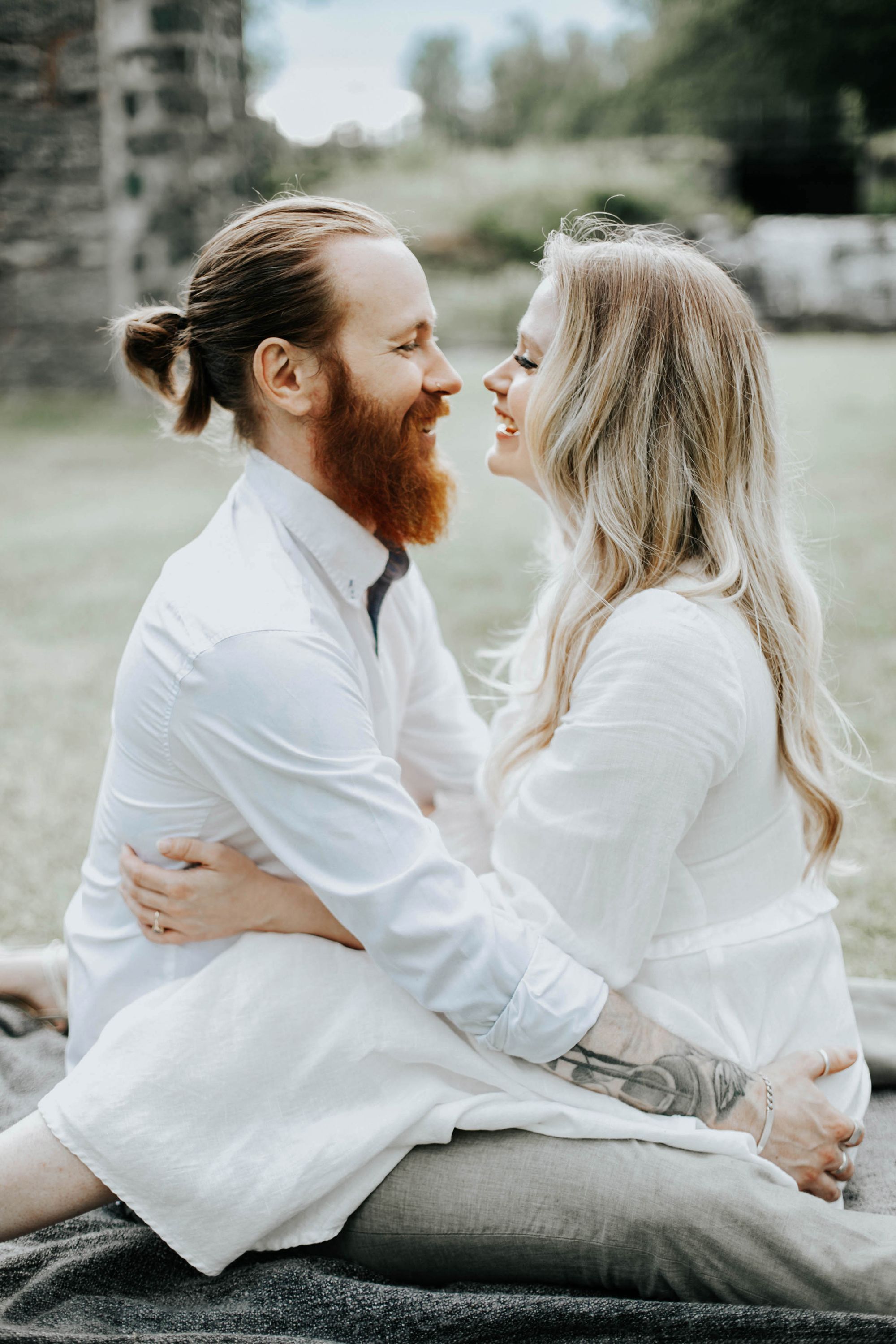 Kärleksfotografering i Borgvik med Julia och Martin. Borgvik utanför Karlstad. fotograf Rebecca Nordin.