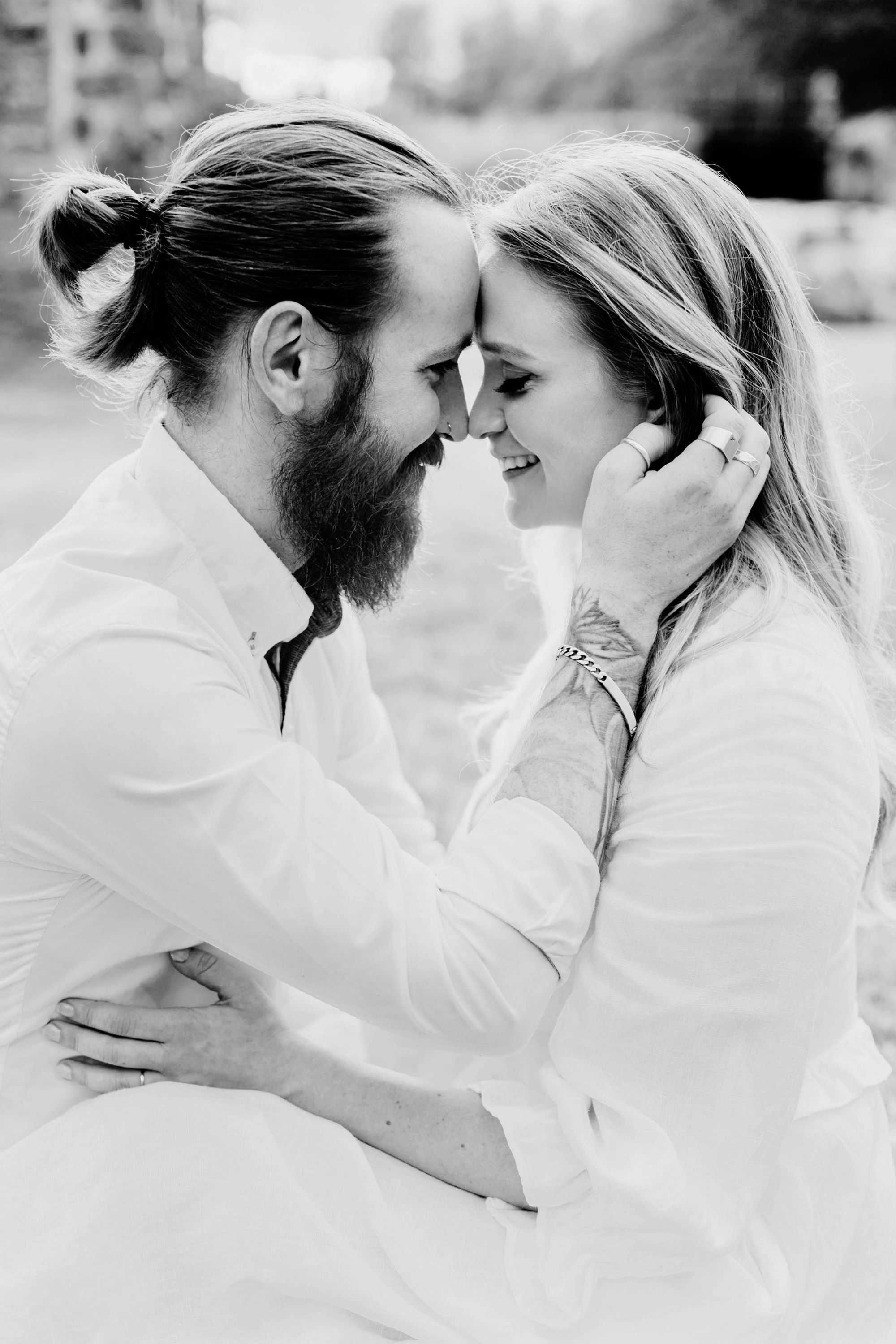 Kärleksfotografering i Borgvik med Julia och Martin. Borgvik utanför Karlstad. fotograf Rebecca Nordin.