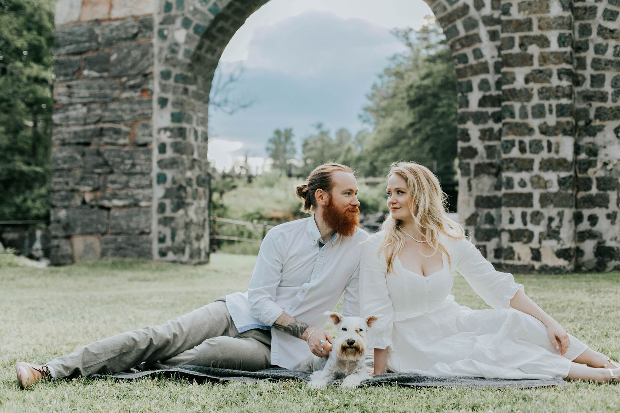 Kärleksfotografering i Borgvik med Julia och Martin. Borgvik utanför Karlstad. fotograf Rebecca Nordin. Med hunden Inez.