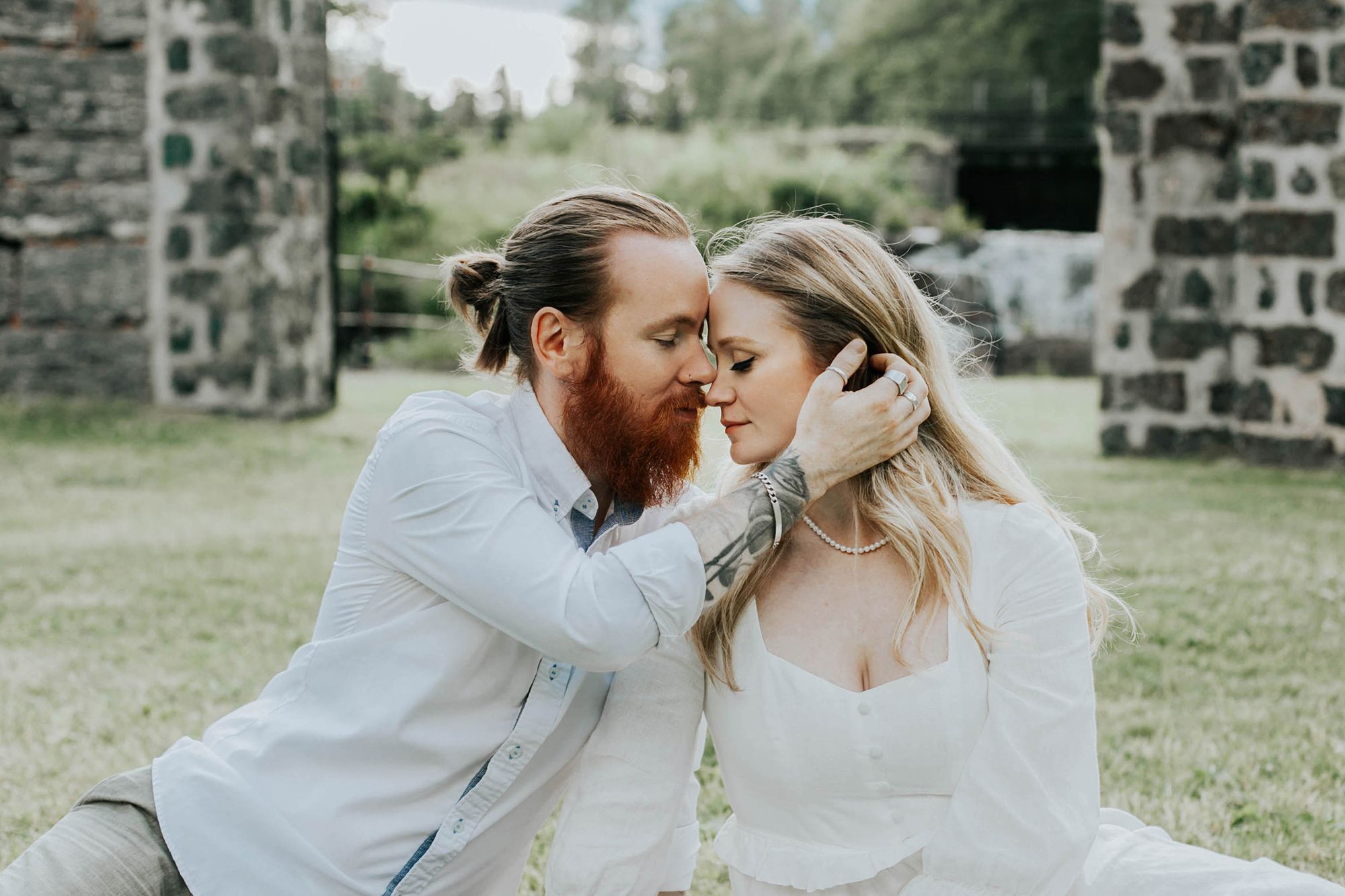 Kärleksfotografering i Borgvik med Julia och Martin. Borgvik utanför Karlstad. fotograf Rebecca Nordin.
