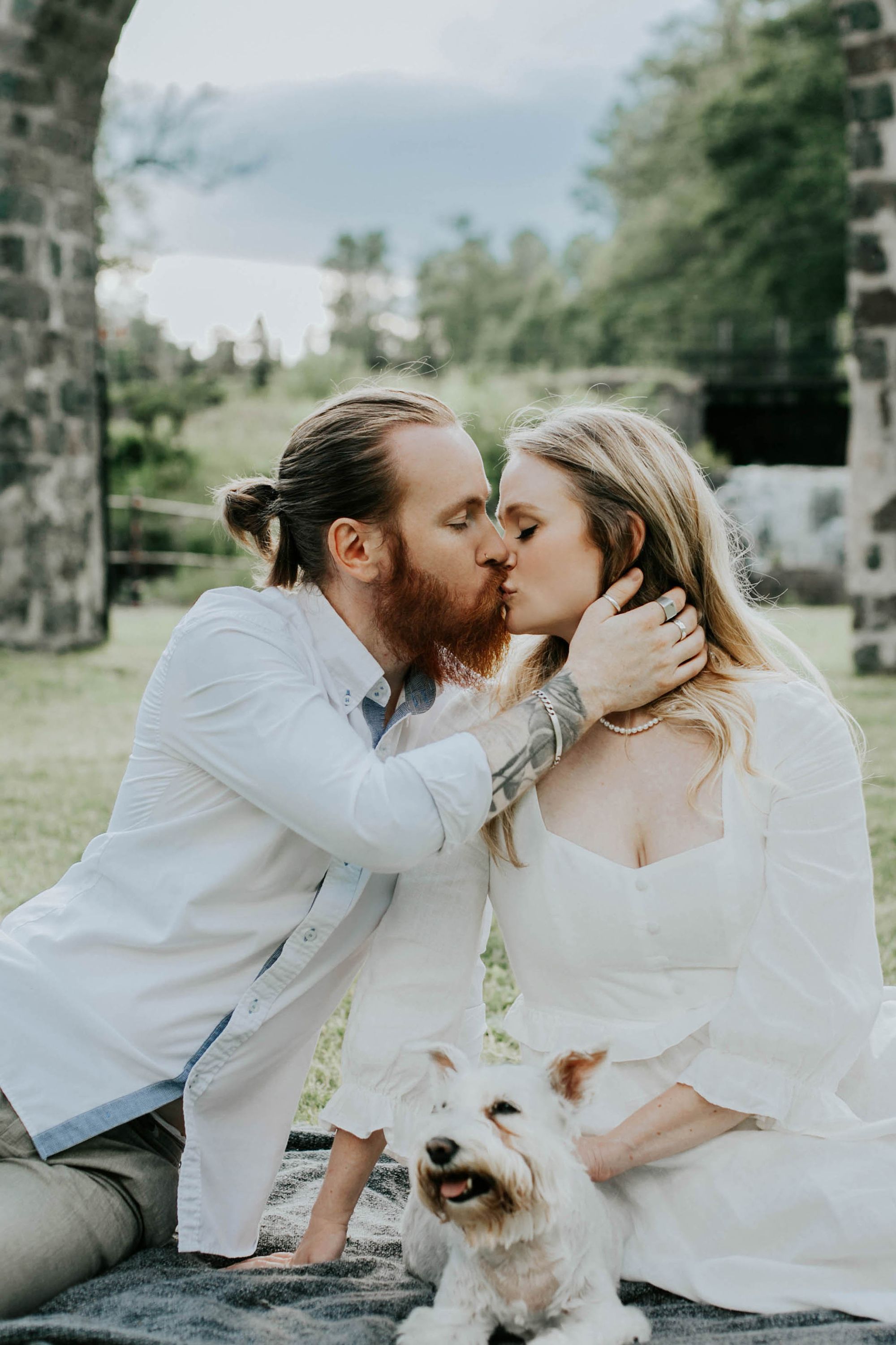 Kärleksfotografering i Borgvik med Julia och Martin. Borgvik utanför Karlstad. fotograf Rebecca Nordin.