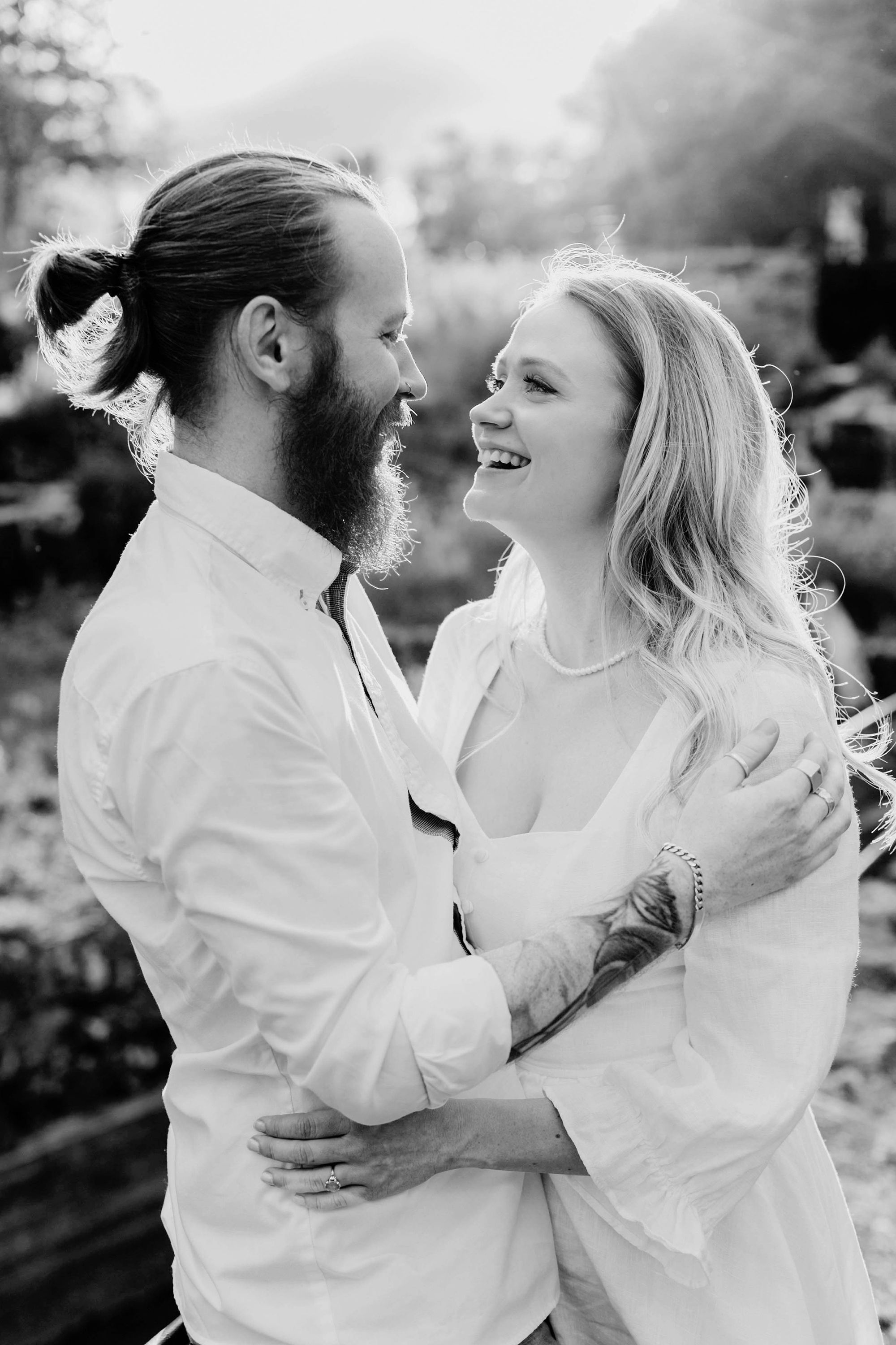 Kärleksfotografering i Borgvik med Julia och Martin. Borgvik utanför Karlstad. fotograf Rebecca Nordin.