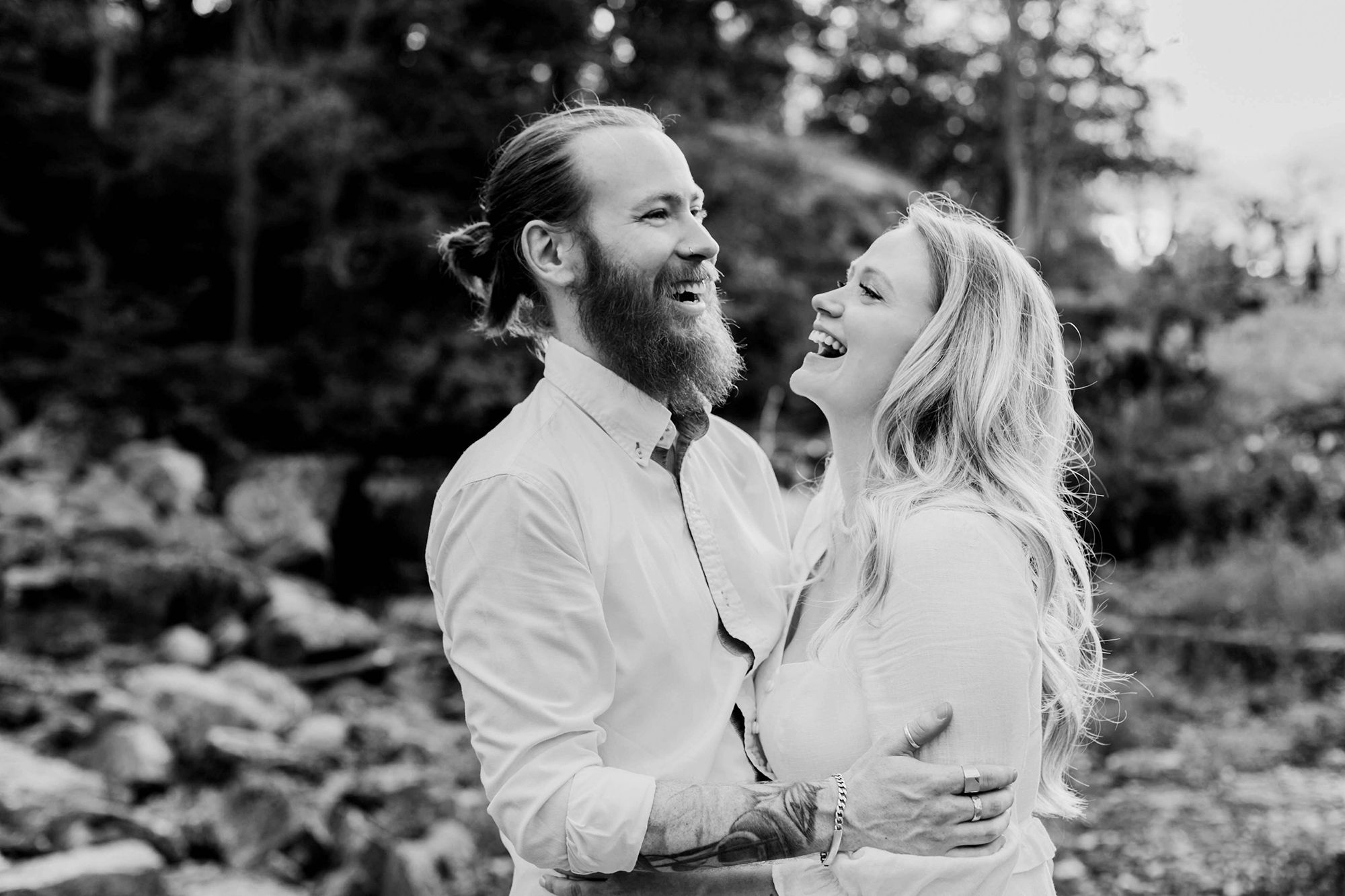 Kärleksfotografering i Borgvik med Julia och Martin. Borgvik utanför Karlstad. fotograf Rebecca Nordin.