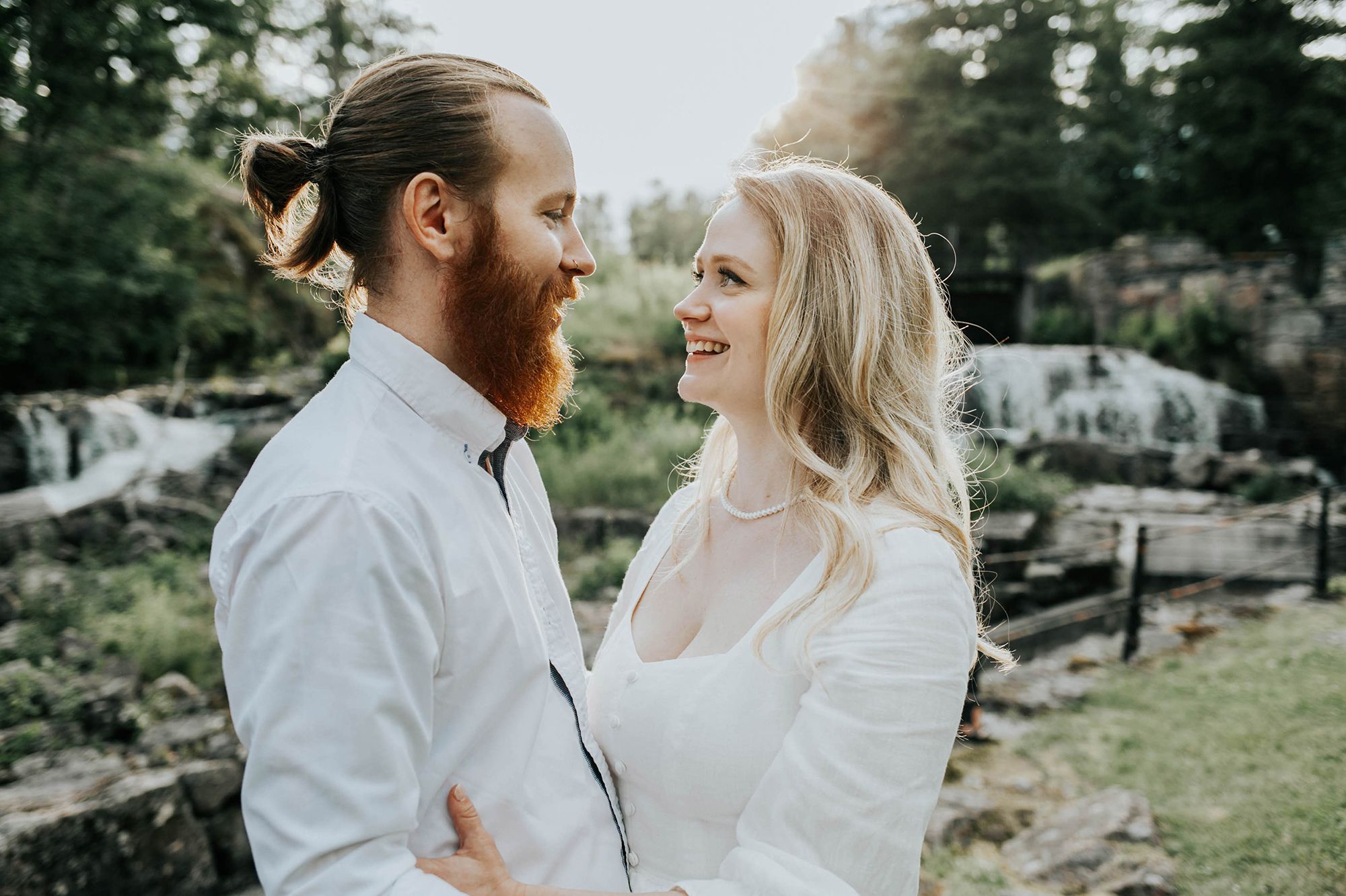 Kärleksfotografering i Borgvik med Julia och Martin. Borgvik utanför Karlstad. fotograf Rebecca Nordin.