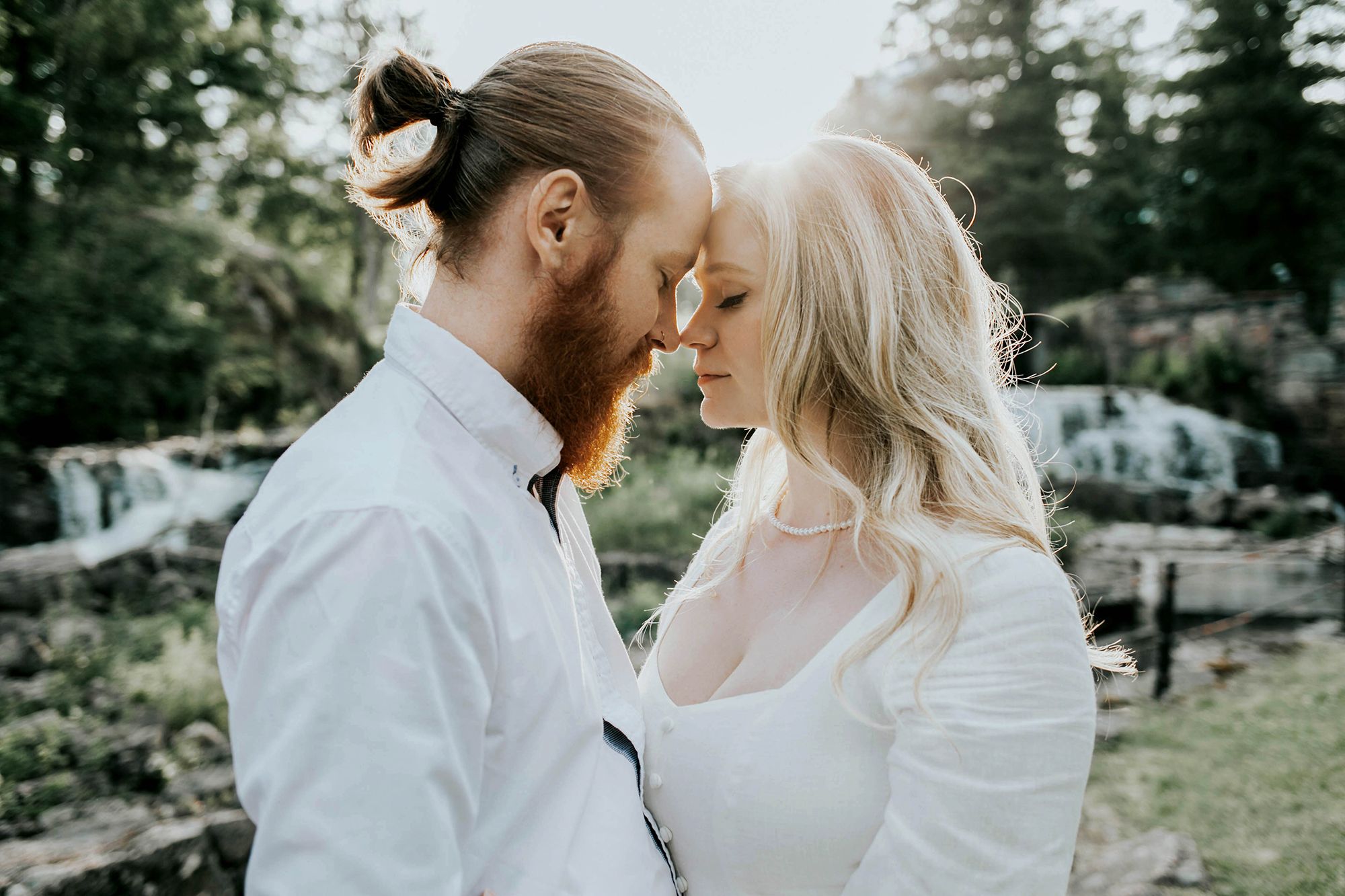 Kärleksfotografering i Borgvik med Julia och Martin. Borgvik utanför Karlstad. fotograf Rebecca Nordin.