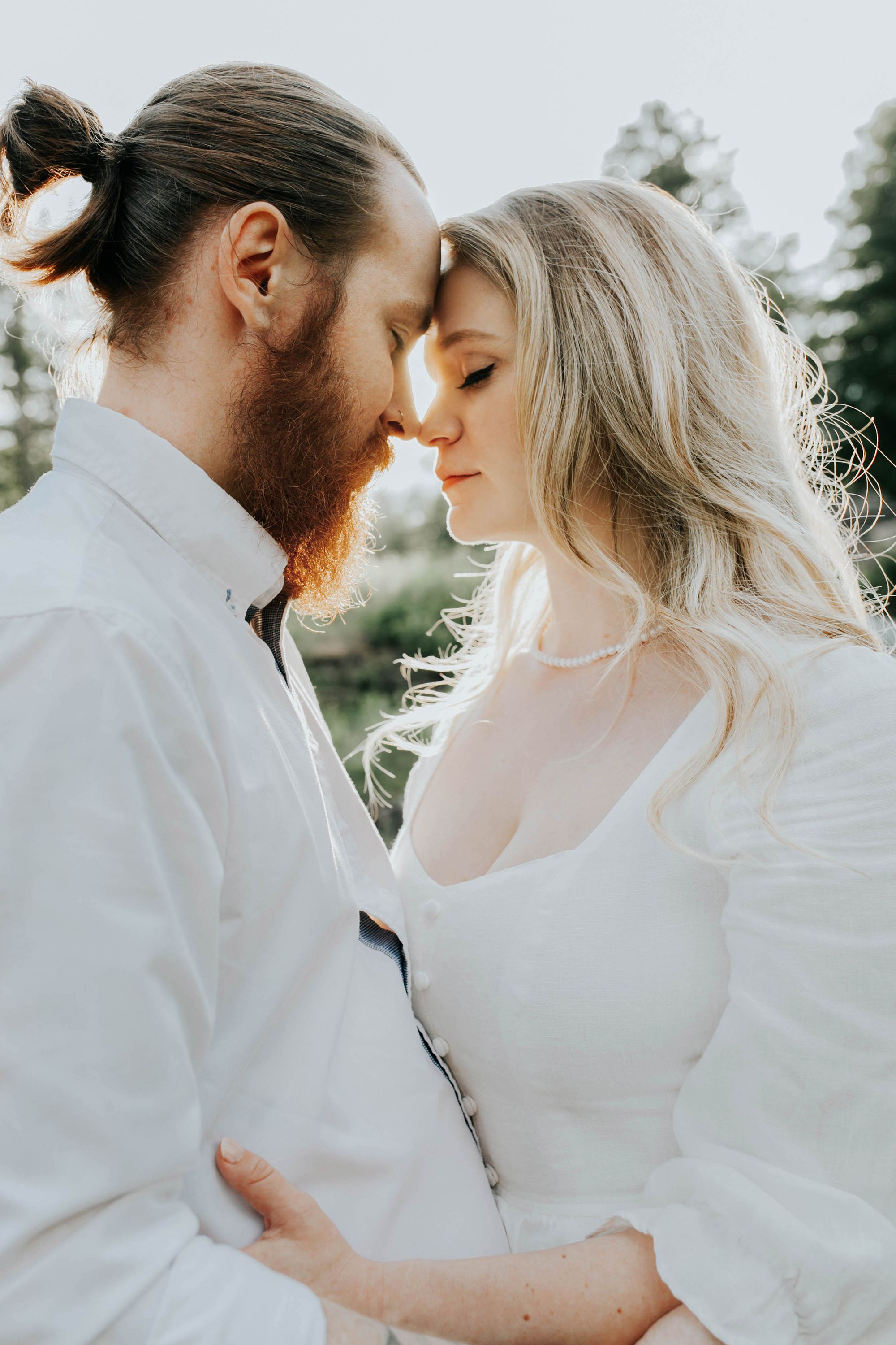 Kärleksfotografering i Borgvik med Julia och Martin. Borgvik utanför Karlstad. fotograf Rebecca Nordin.