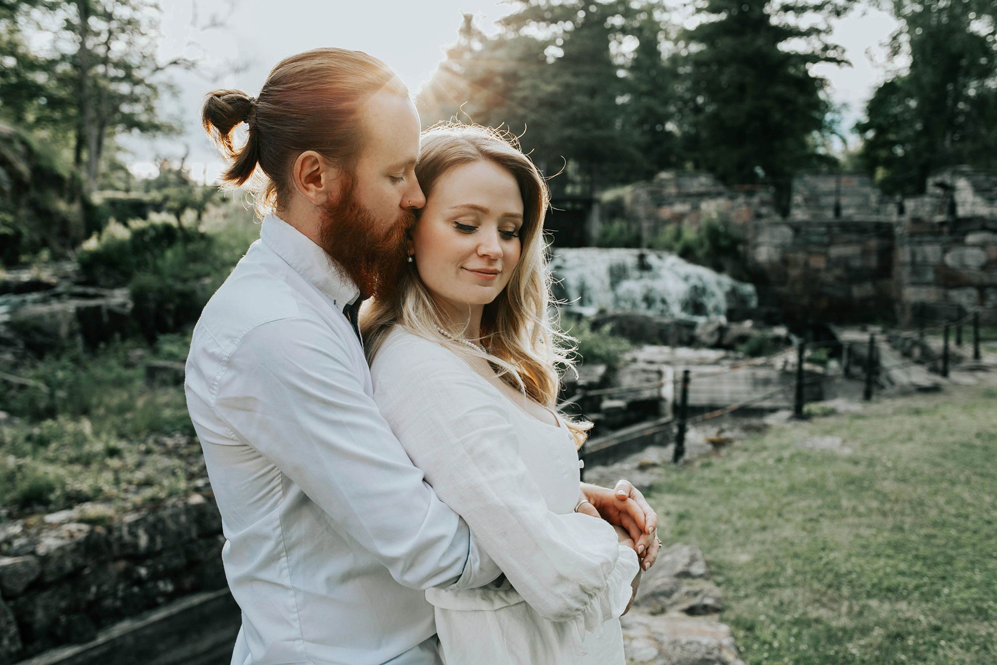 Kärleksfotografering i Borgvik med Julia och Martin. Borgvik utanför Karlstad. fotograf Rebecca Nordin.