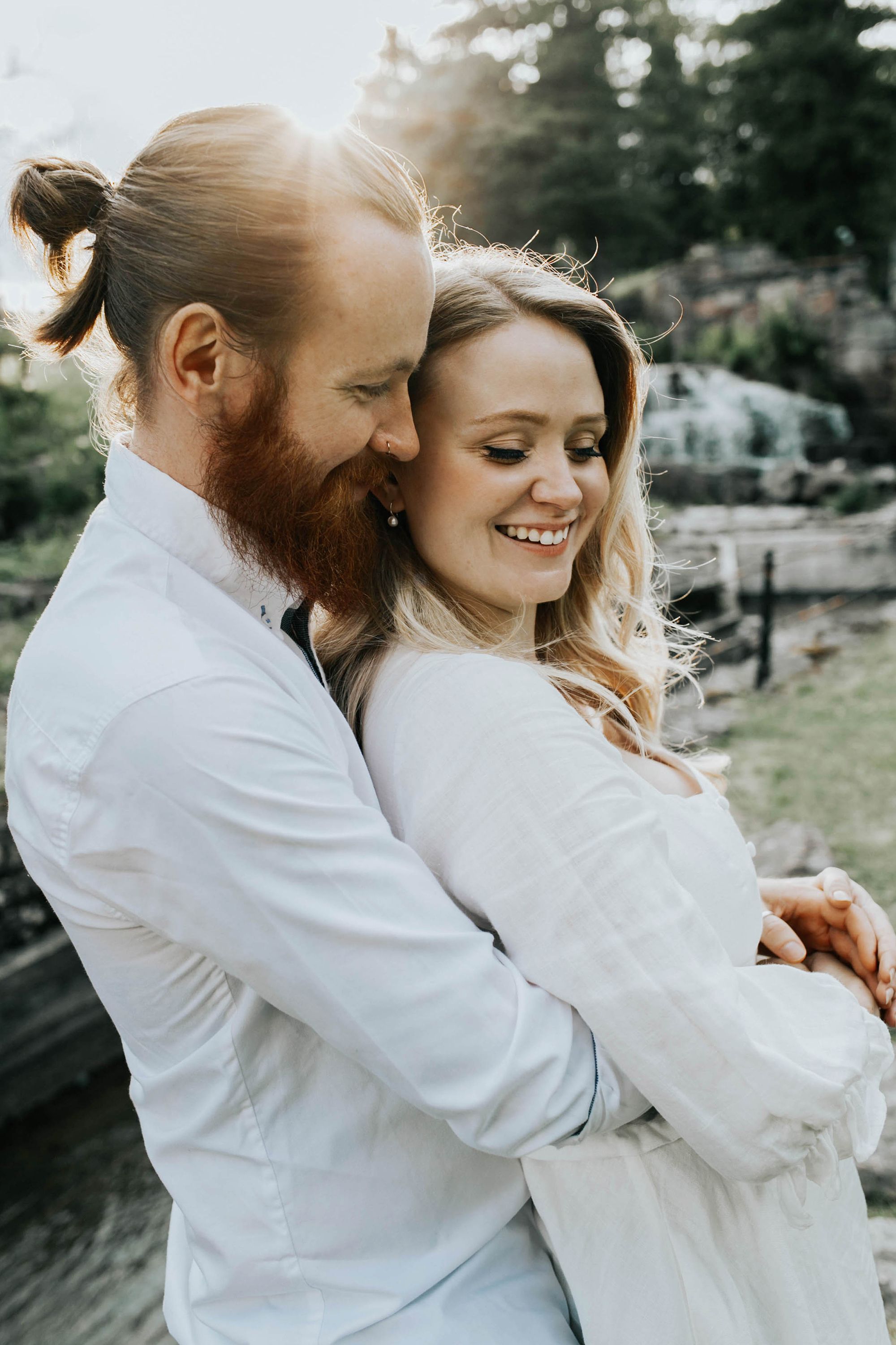 Kärleksfotografering i Borgvik med Julia och Martin. Borgvik utanför Karlstad. fotograf Rebecca Nordin.