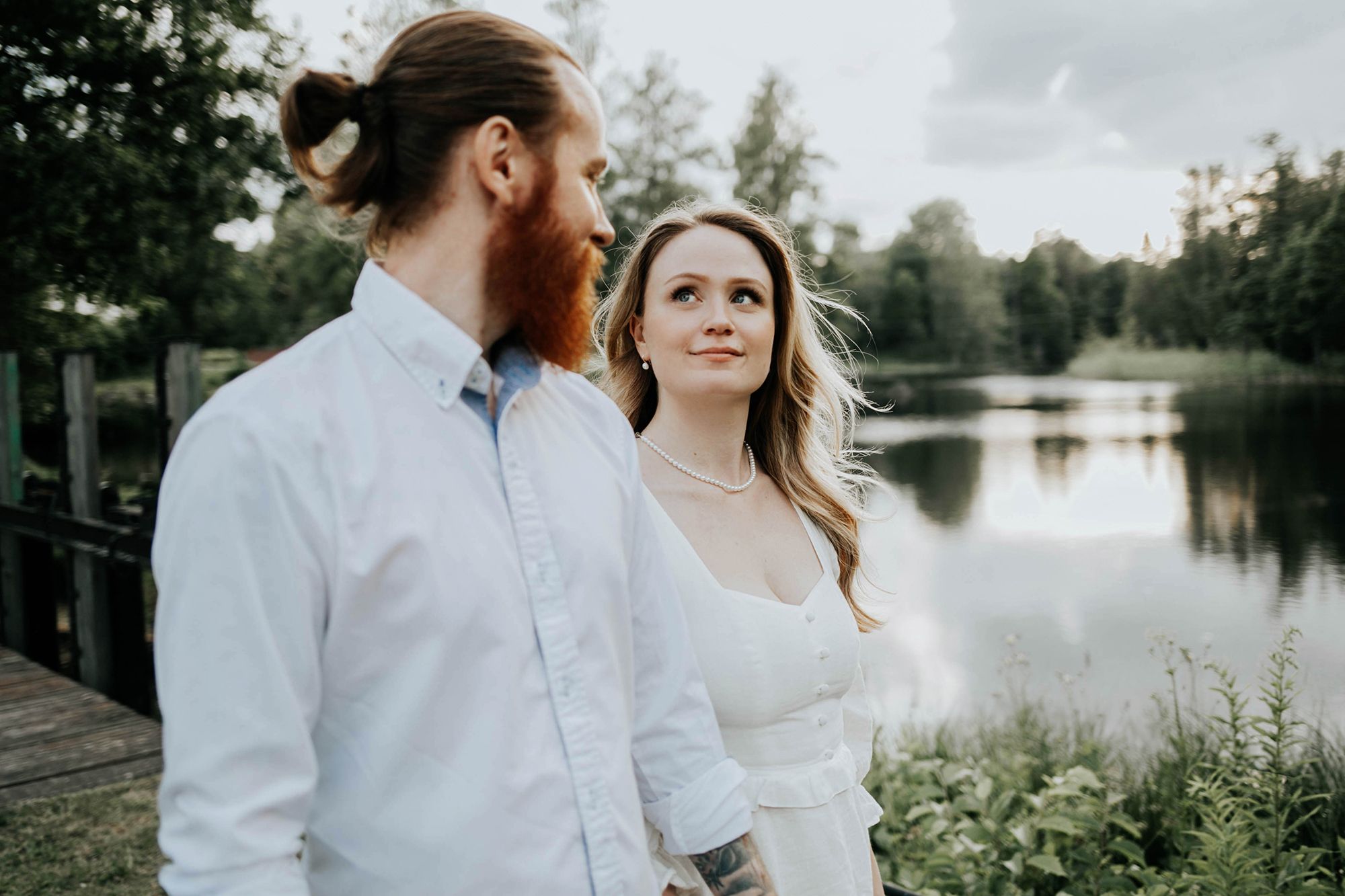 Kärleksfotografering i Borgvik med Julia och Martin. Borgvik utanför Karlstad. fotograf Rebecca Nordin.