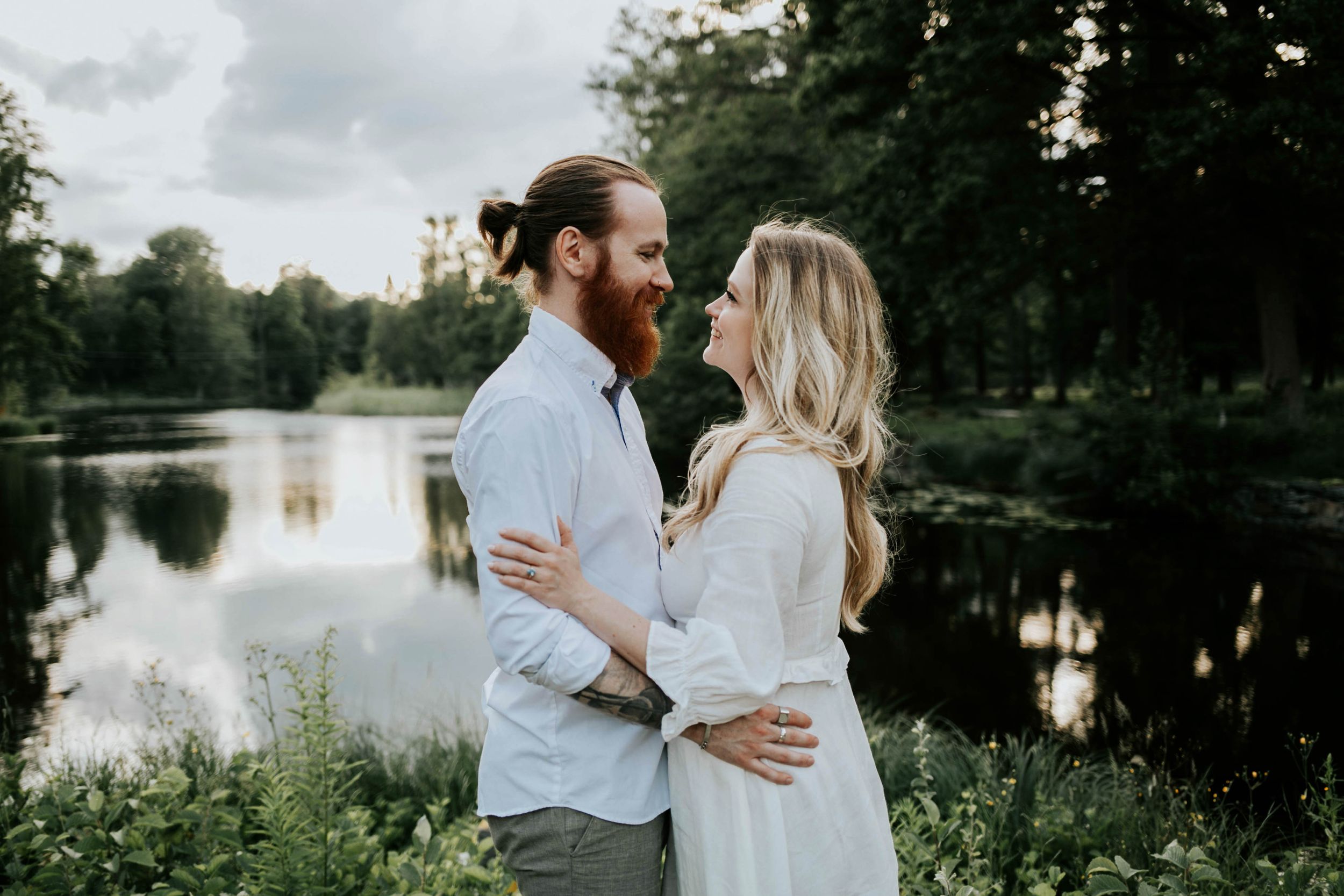 Kärleksfotografering i Borgvik med Julia och Martin. Borgvik utanför Karlstad. fotograf Rebecca Nordin.