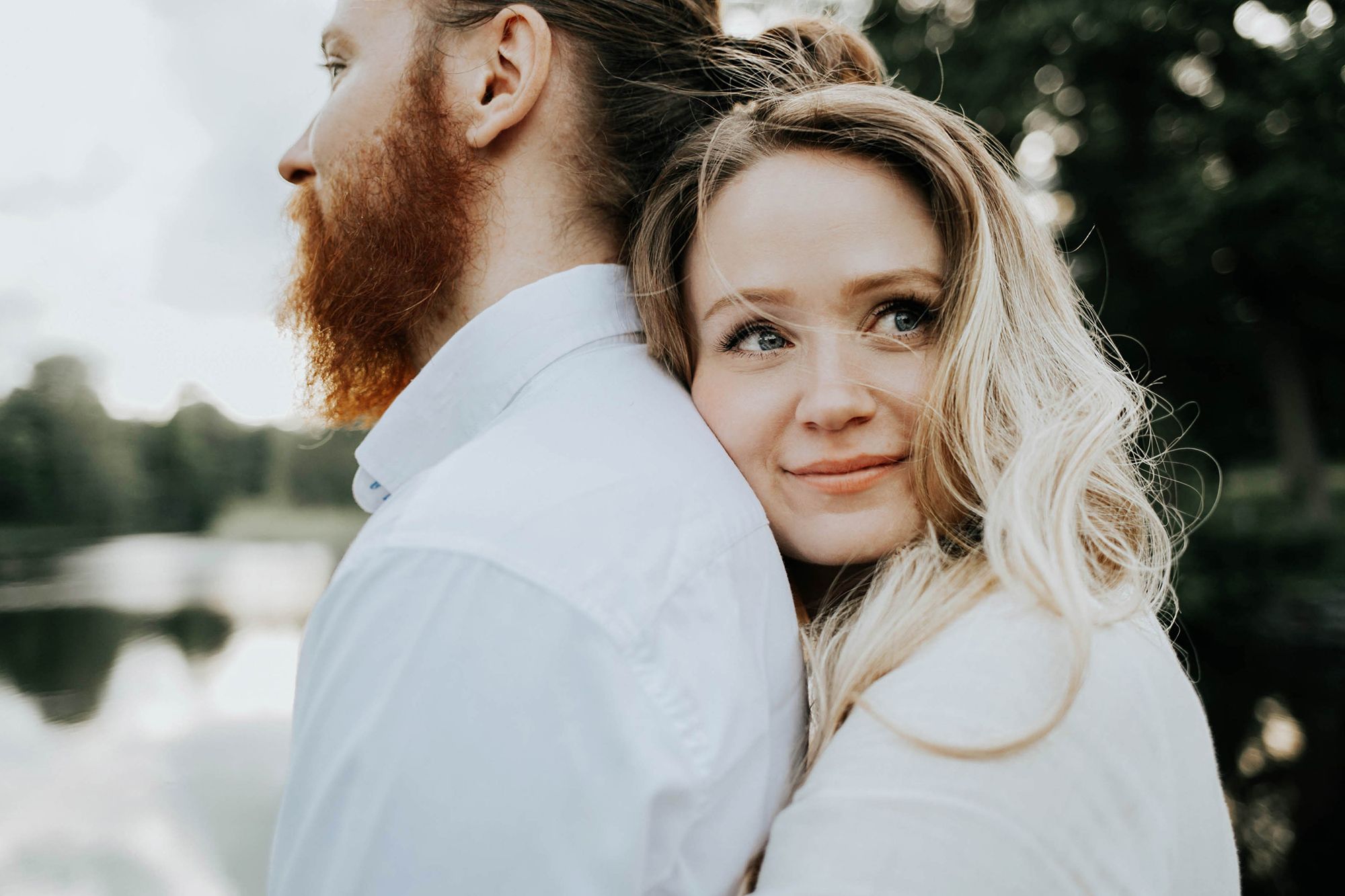 Kärleksfotografering i Borgvik med Julia och Martin. Borgvik utanför Karlstad. fotograf Rebecca Nordin.