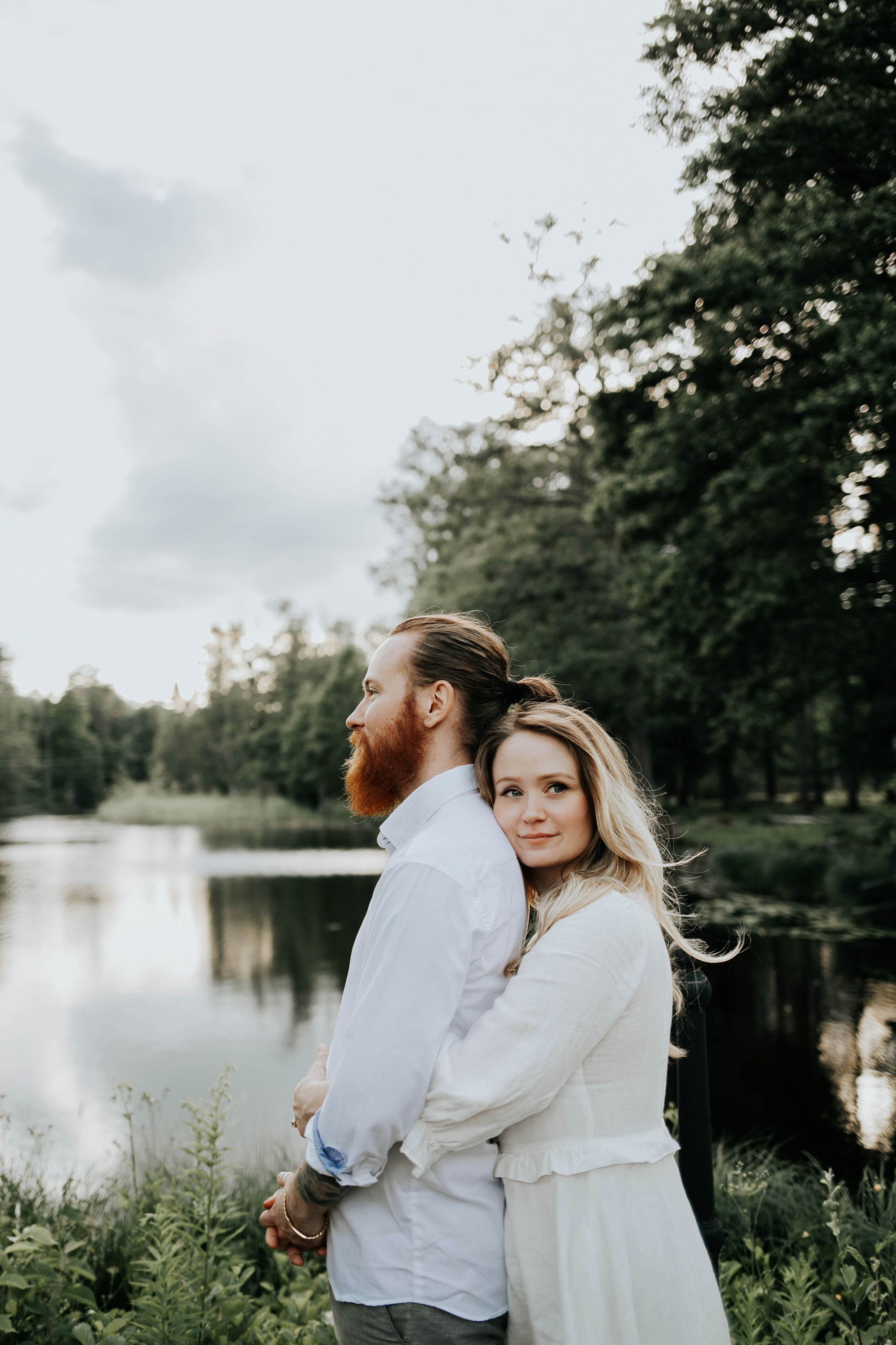 Kärleksfotografering i Borgvik med Julia och Martin. Borgvik utanför Karlstad. fotograf Rebecca Nordin.