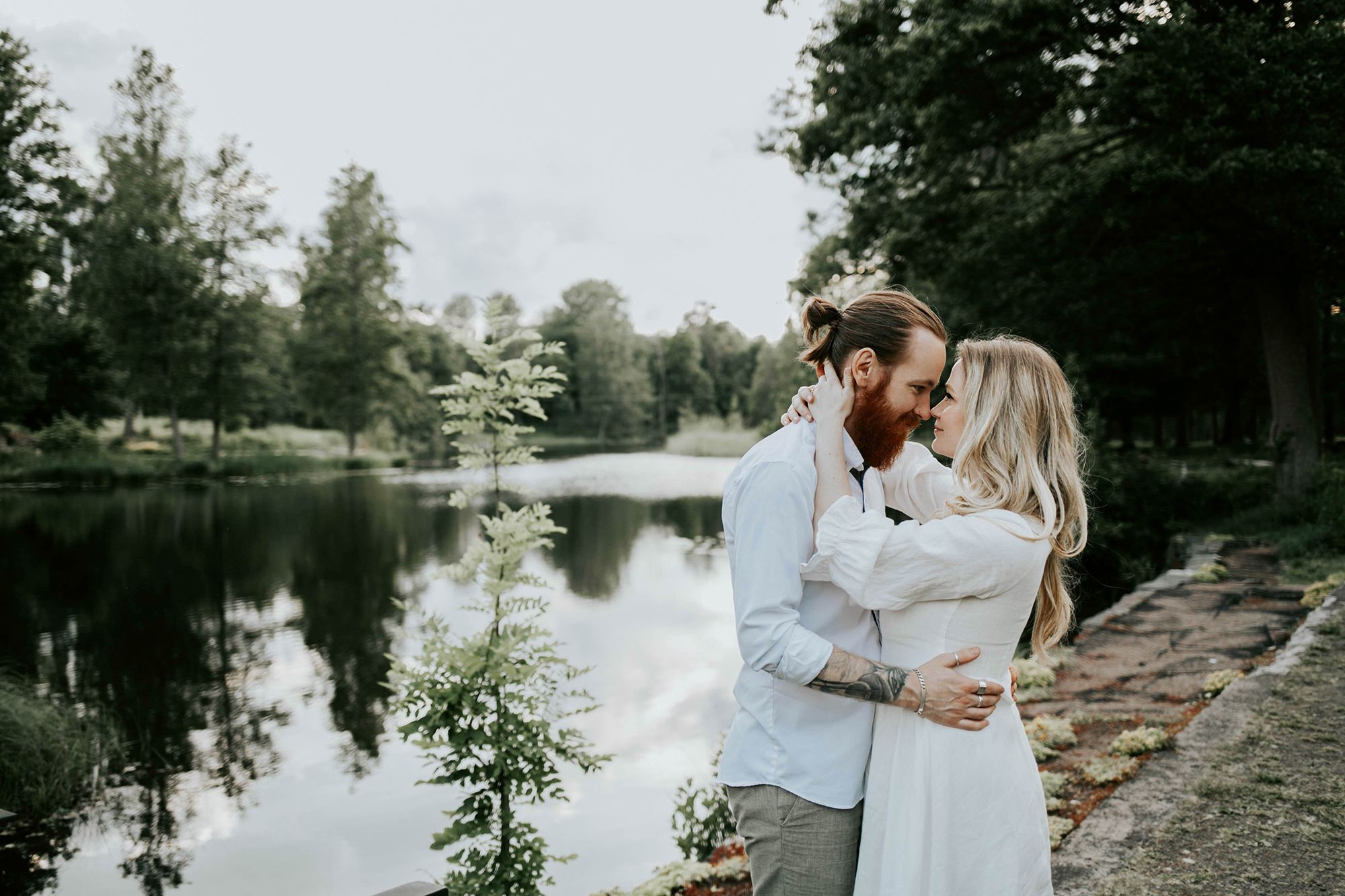 Kärleksfotografering i Borgvik med Julia och Martin. Borgvik utanför Karlstad. fotograf Rebecca Nordin.