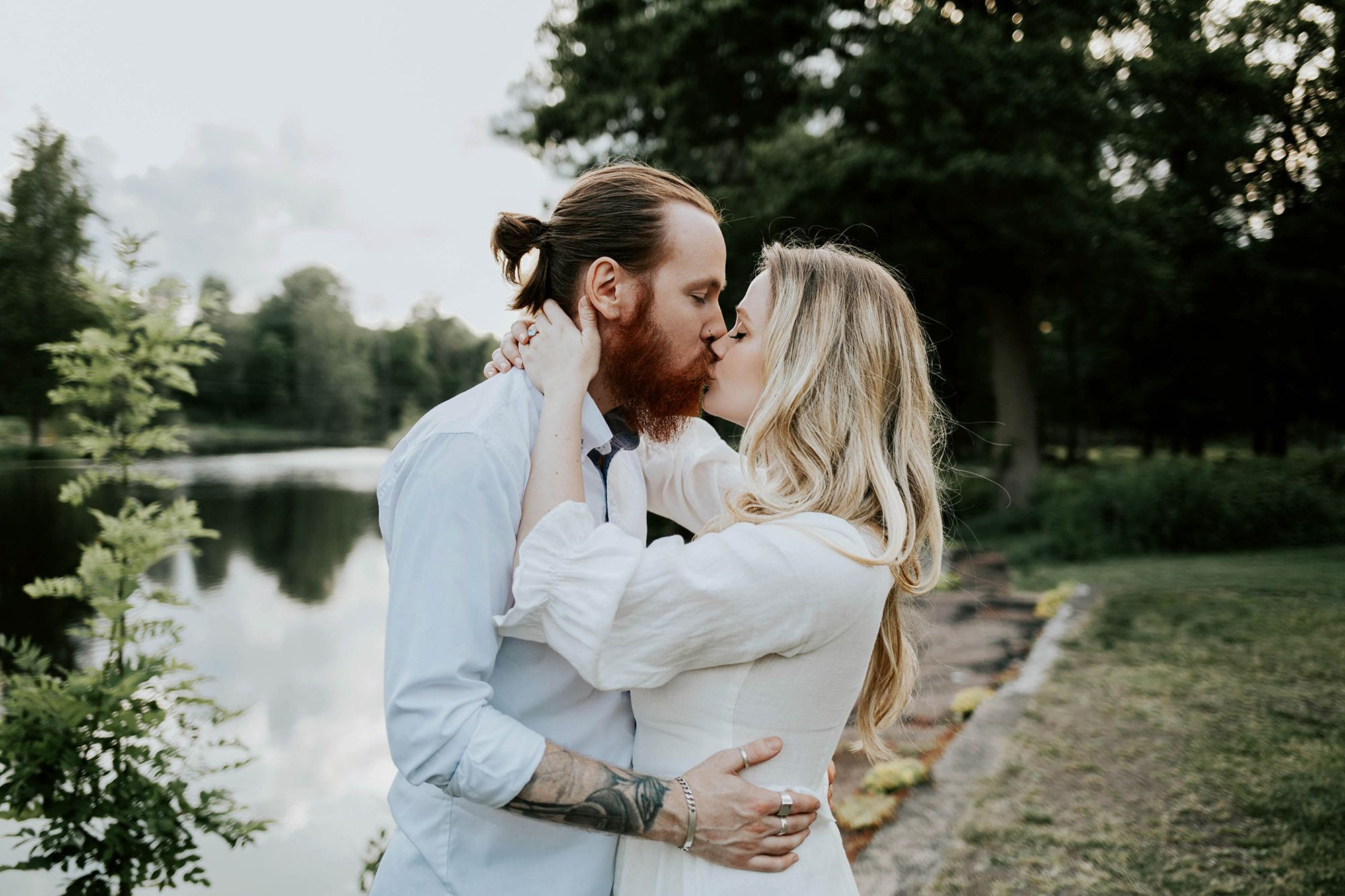 Kärleksfotografering i Borgvik med Julia och Martin. Borgvik utanför Karlstad. fotograf Rebecca Nordin.