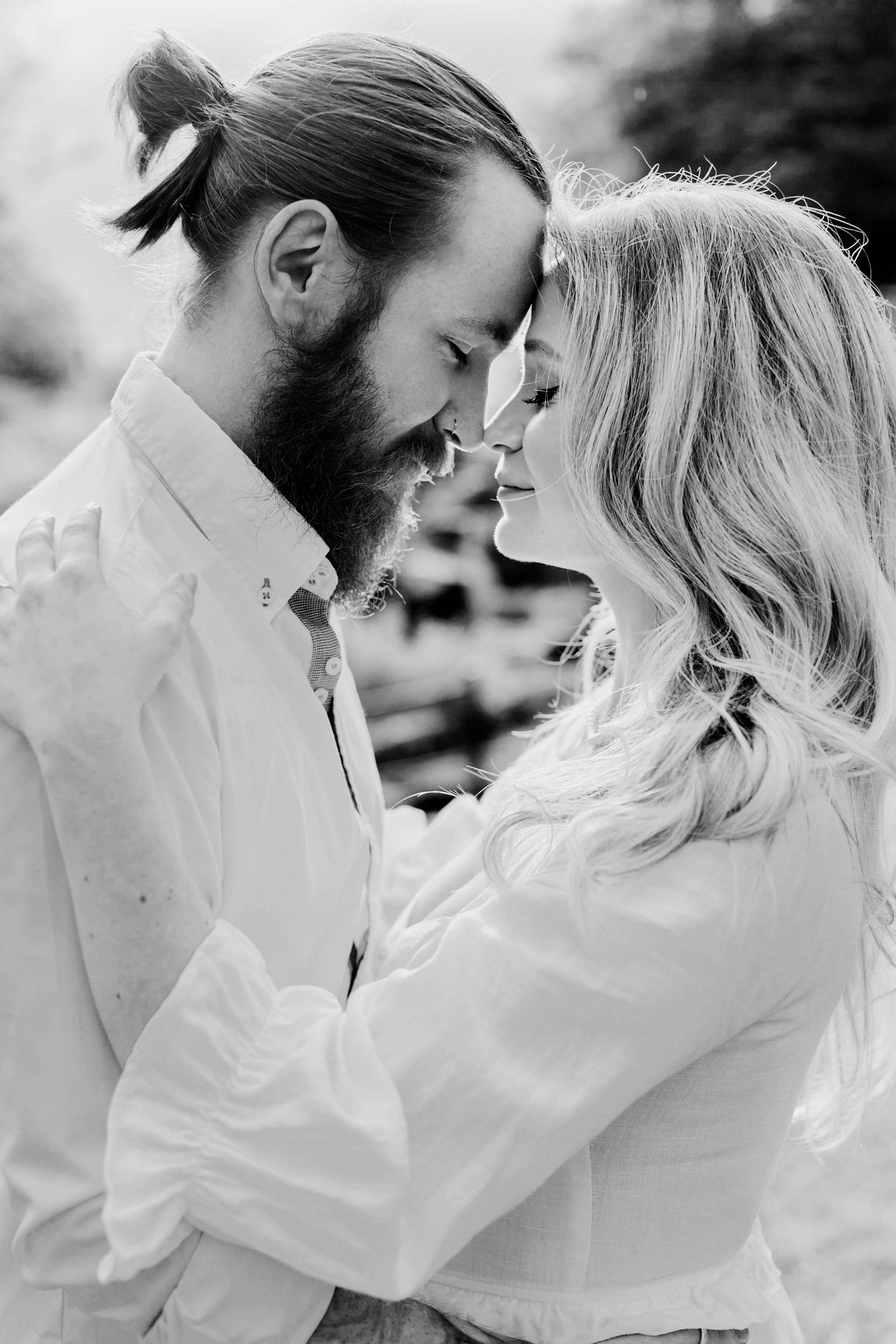Kärleksfotografering i Borgvik med Julia och Martin. Borgvik utanför Karlstad. fotograf Rebecca Nordin.
