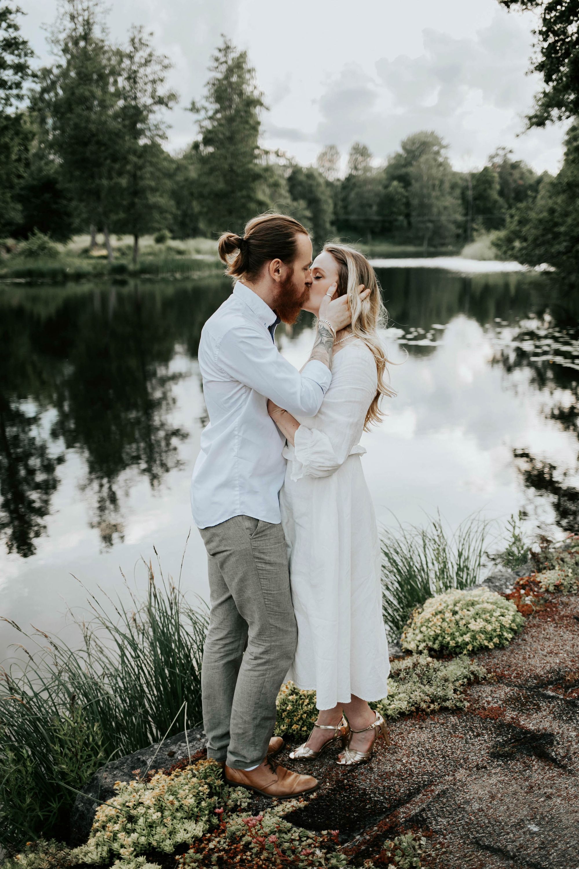 Kärleksfotografering i Borgvik med Julia och Martin. Borgvik utanför Karlstad. fotograf Rebecca Nordin.