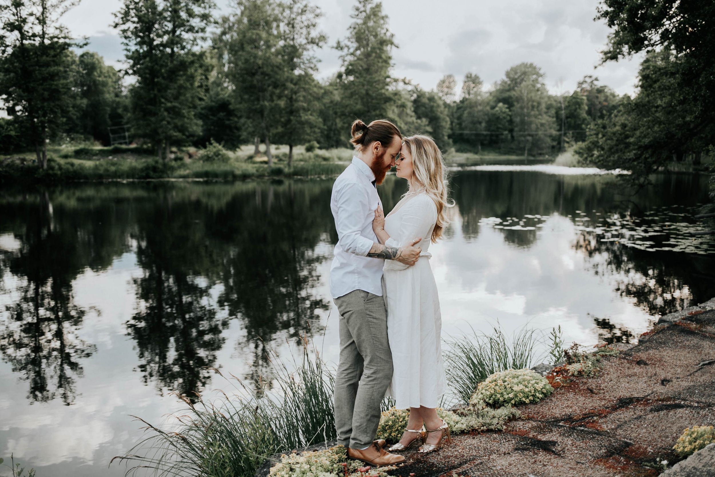 Kärleksfotografering i Borgvik med Julia och Martin. Borgvik utanför Karlstad. fotograf Rebecca Nordin.