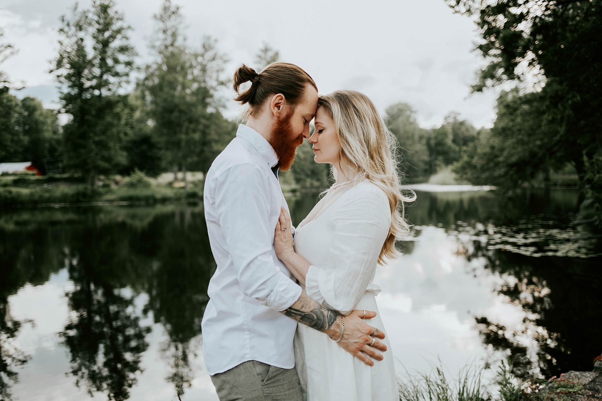 Kärleksfotografering i Borgvik med Julia och Martin. Borgvik utanför Karlstad. fotograf Rebecca Nordin.