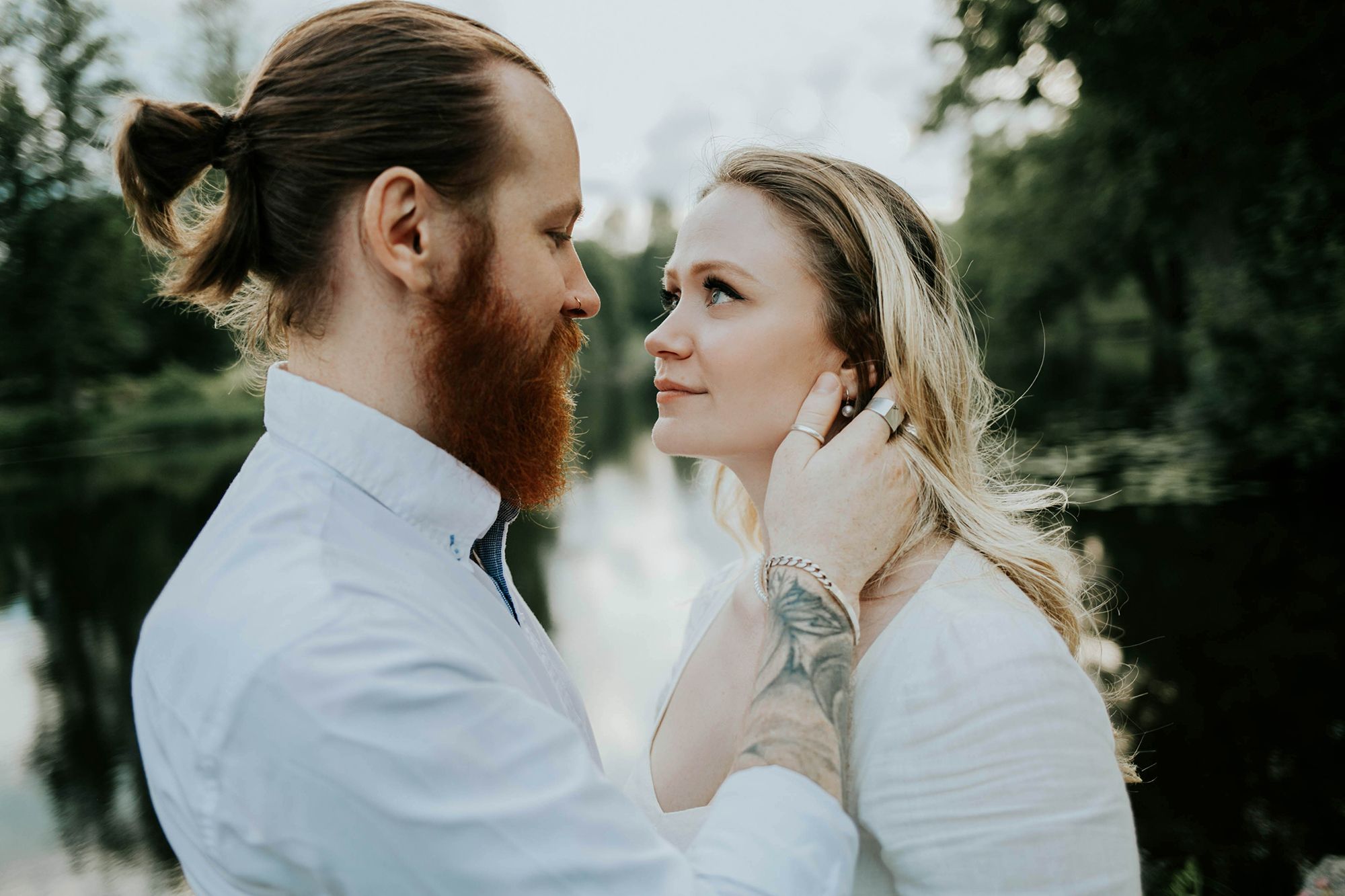 Kärleksfotografering i Borgvik med Julia och Martin. Borgvik utanför Karlstad. fotograf Rebecca Nordin.