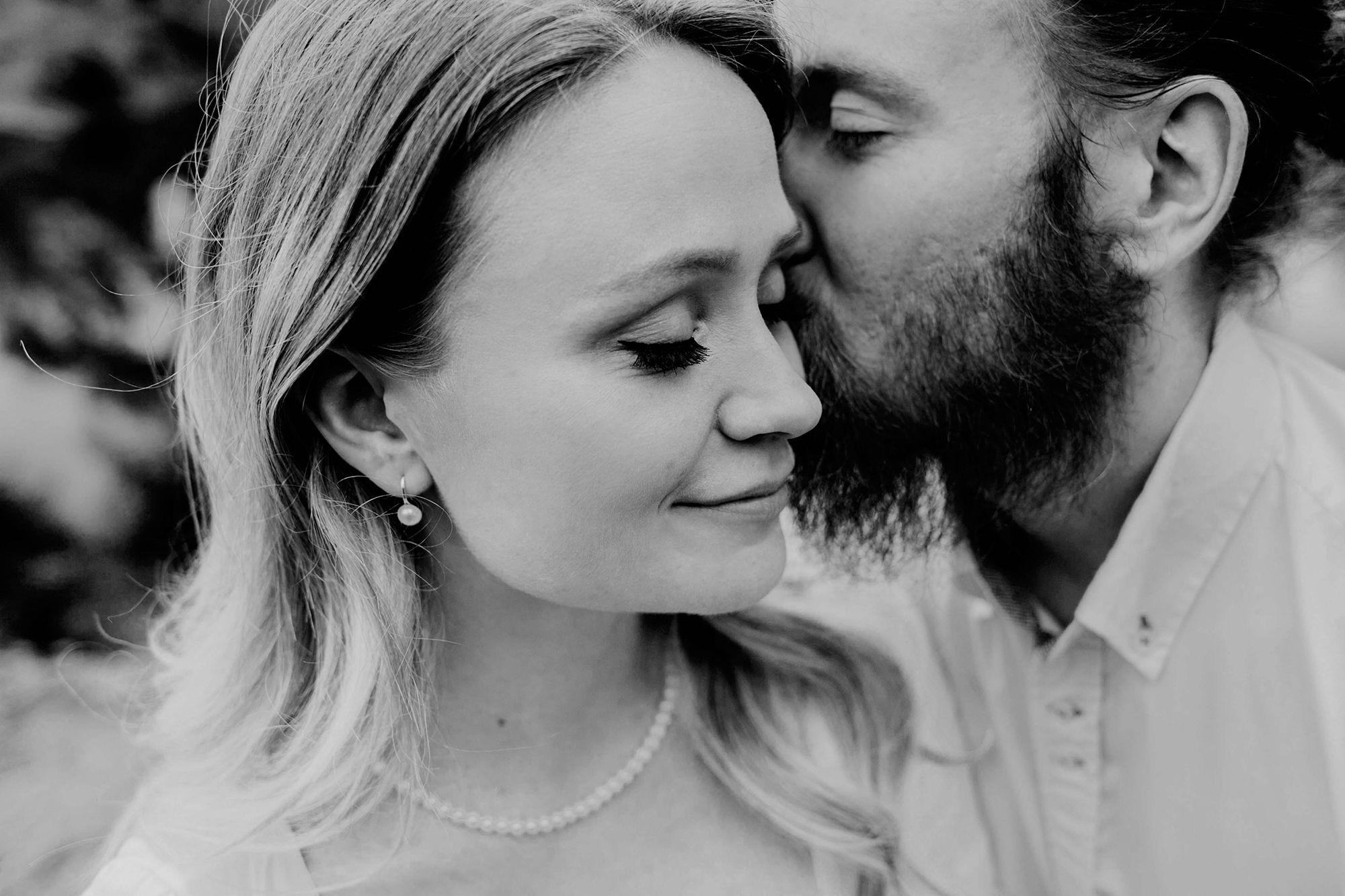 Kärleksfotografering i Borgvik med Julia och Martin. Borgvik utanför Karlstad. fotograf Rebecca Nordin.