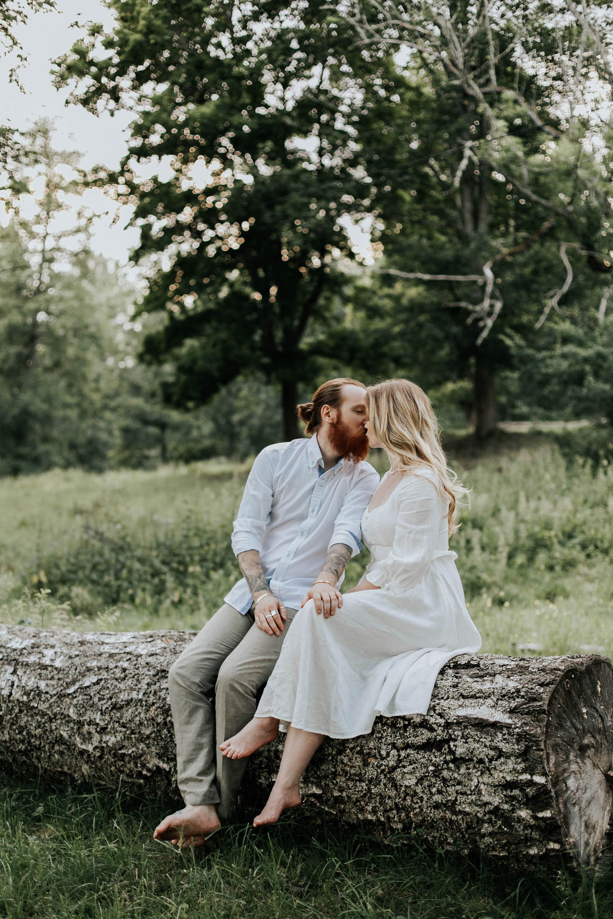 Kärleksfotografering i Borgvik med Julia och Martin. Borgvik utanför Karlstad. fotograf Rebecca Nordin. På nedfallet träd.