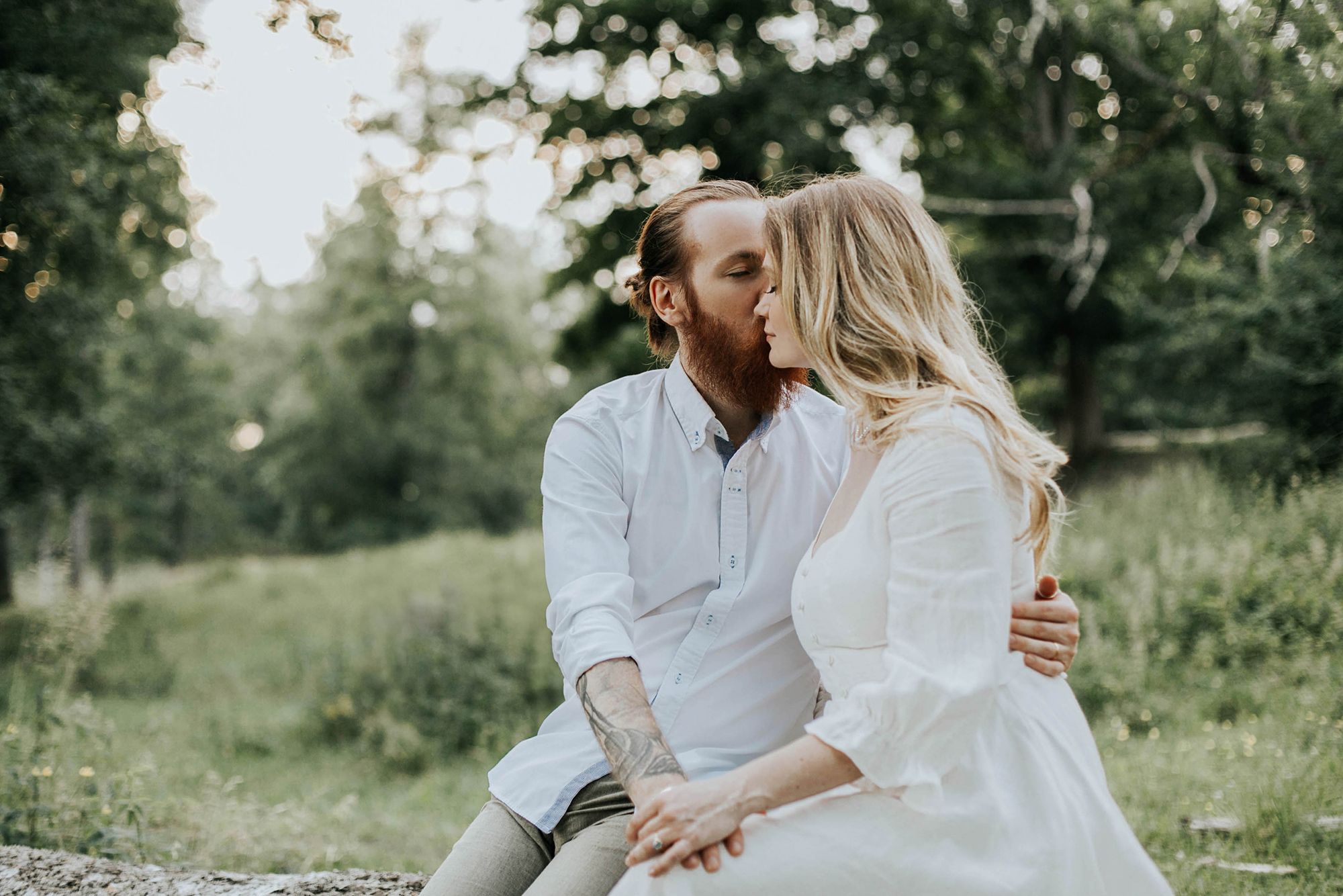 Kärleksfotografering i Borgvik med Julia och Martin. Borgvik utanför Karlstad. fotograf Rebecca Nordin.