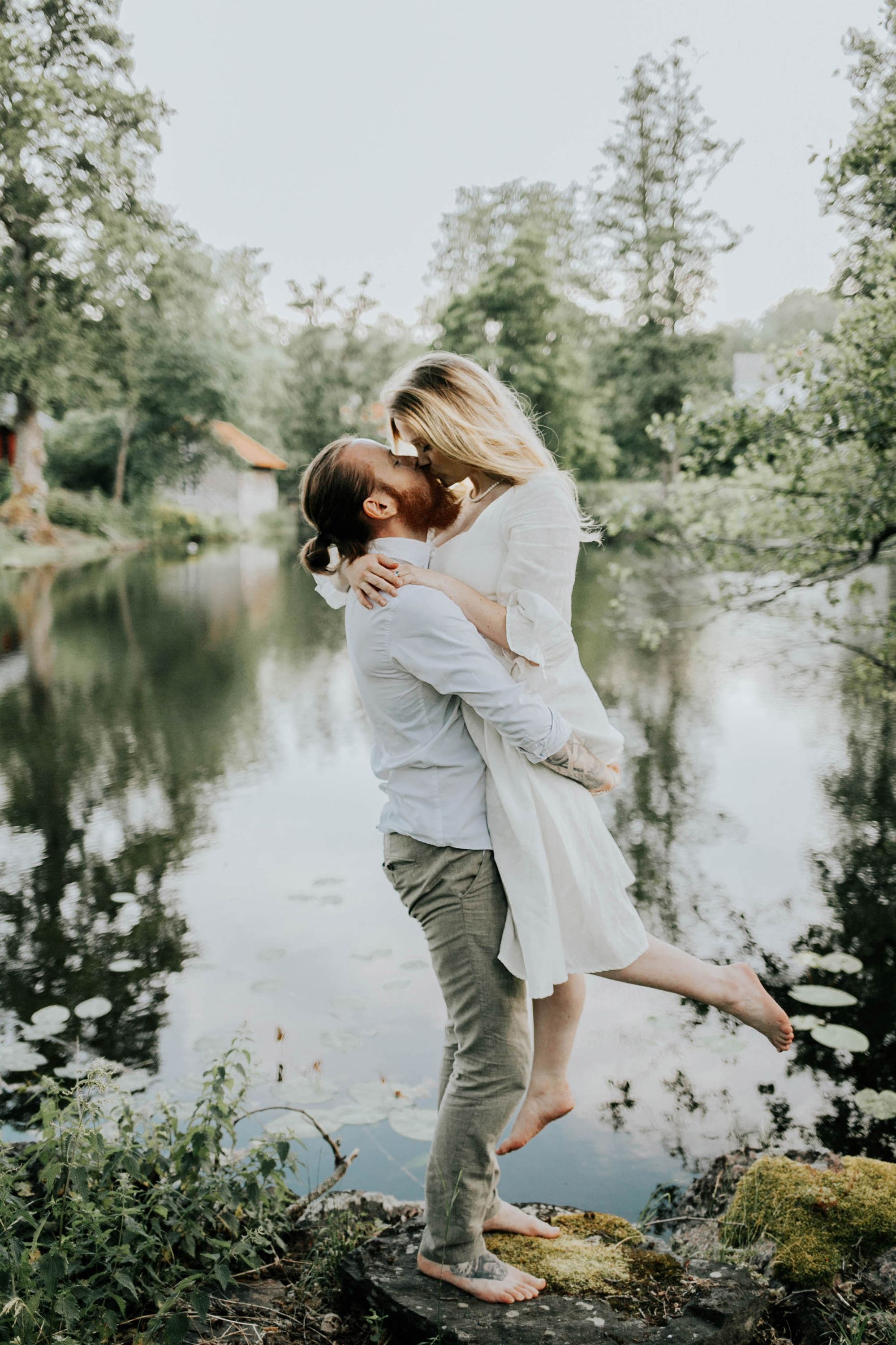 Kärleksfotografering i Borgvik med Julia och Martin. Borgvik utanför Karlstad. fotograf Rebecca Nordin.