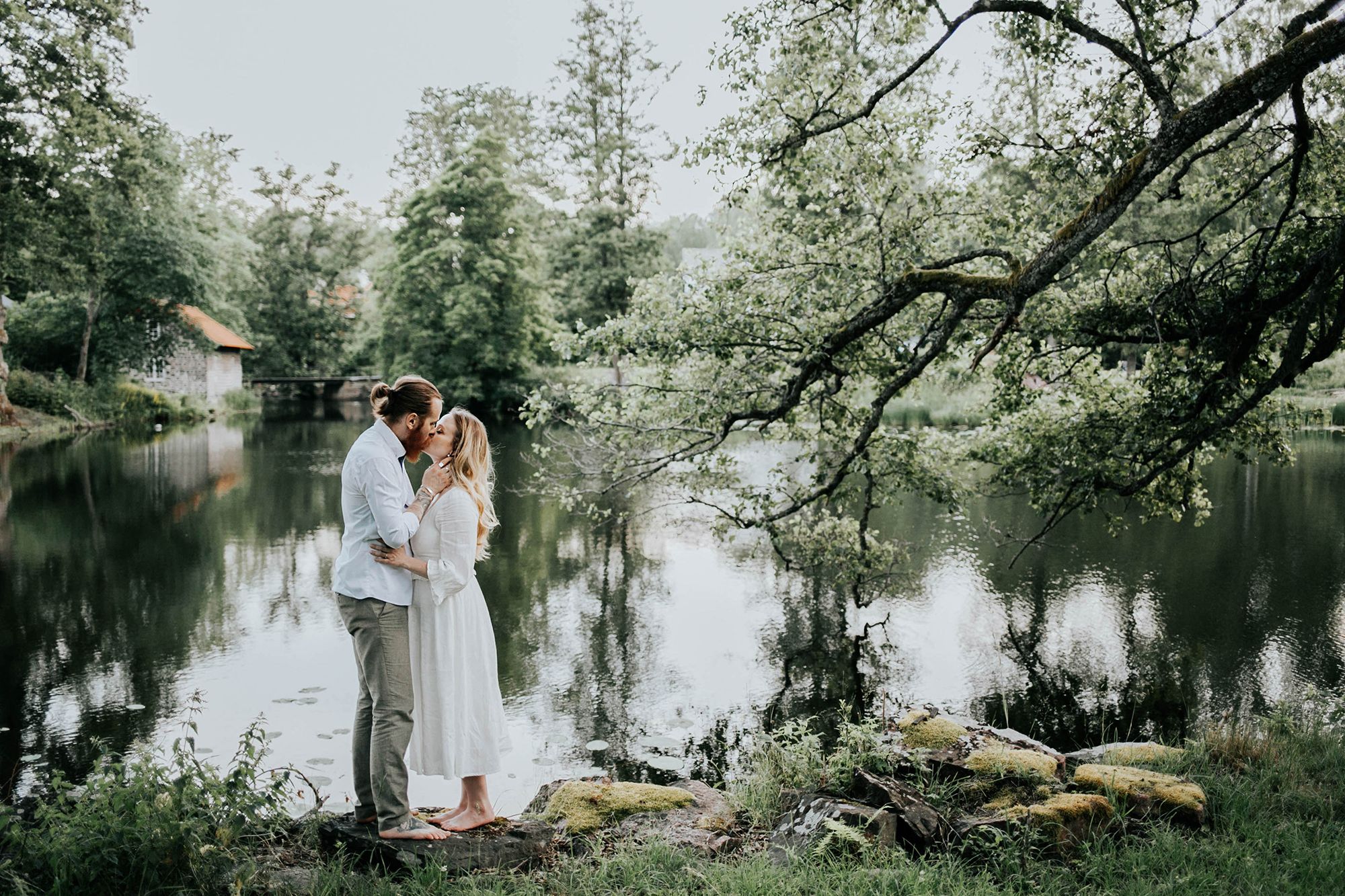 Kärleksfotografering i Borgvik med Julia och Martin. Borgvik utanför Karlstad. fotograf Rebecca Nordin. Spegelblankt vatten.