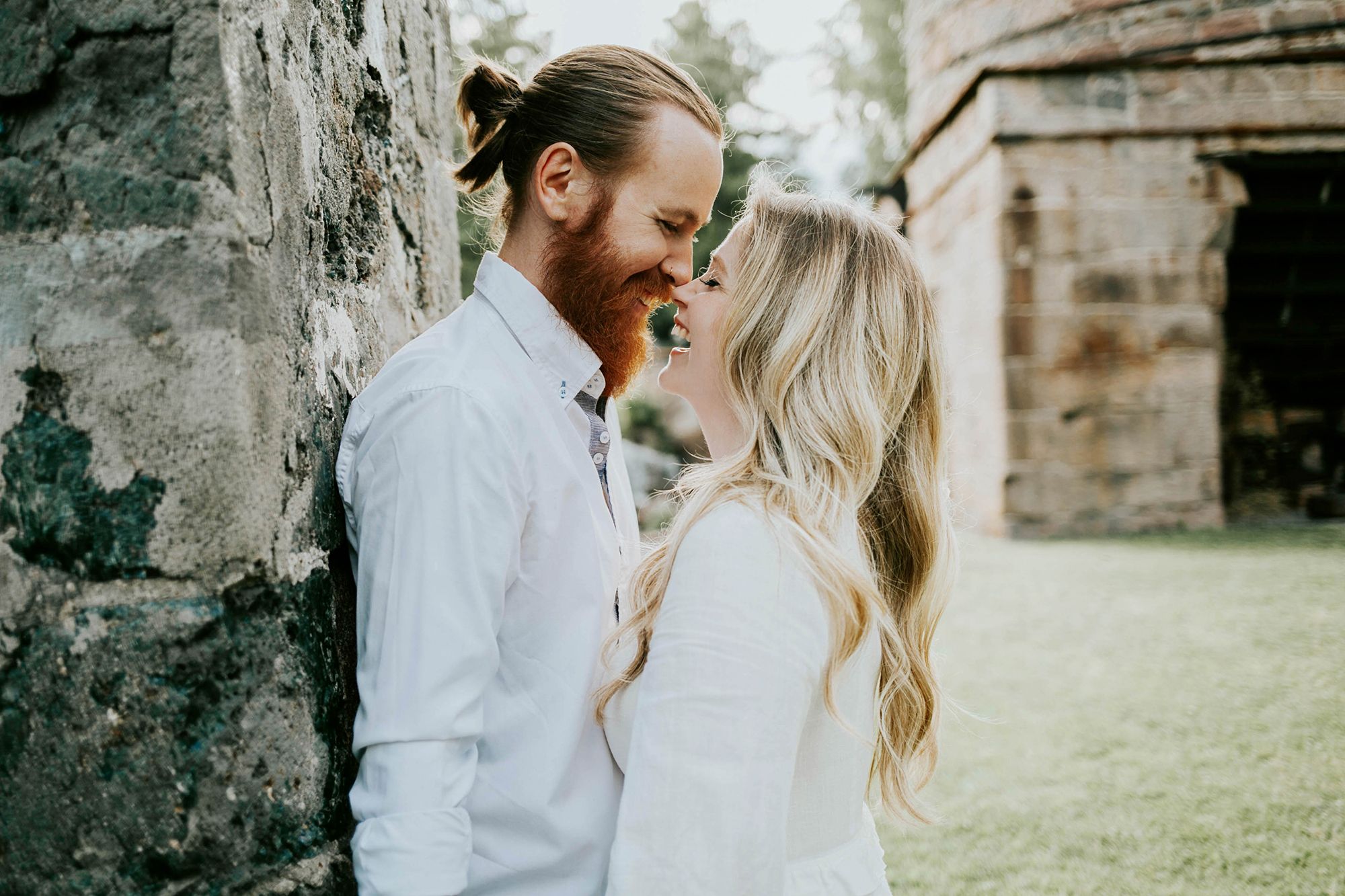 Kärleksfotografering i Borgvik med Julia och Martin. Borgvik utanför Karlstad. fotograf Rebecca Nordin.