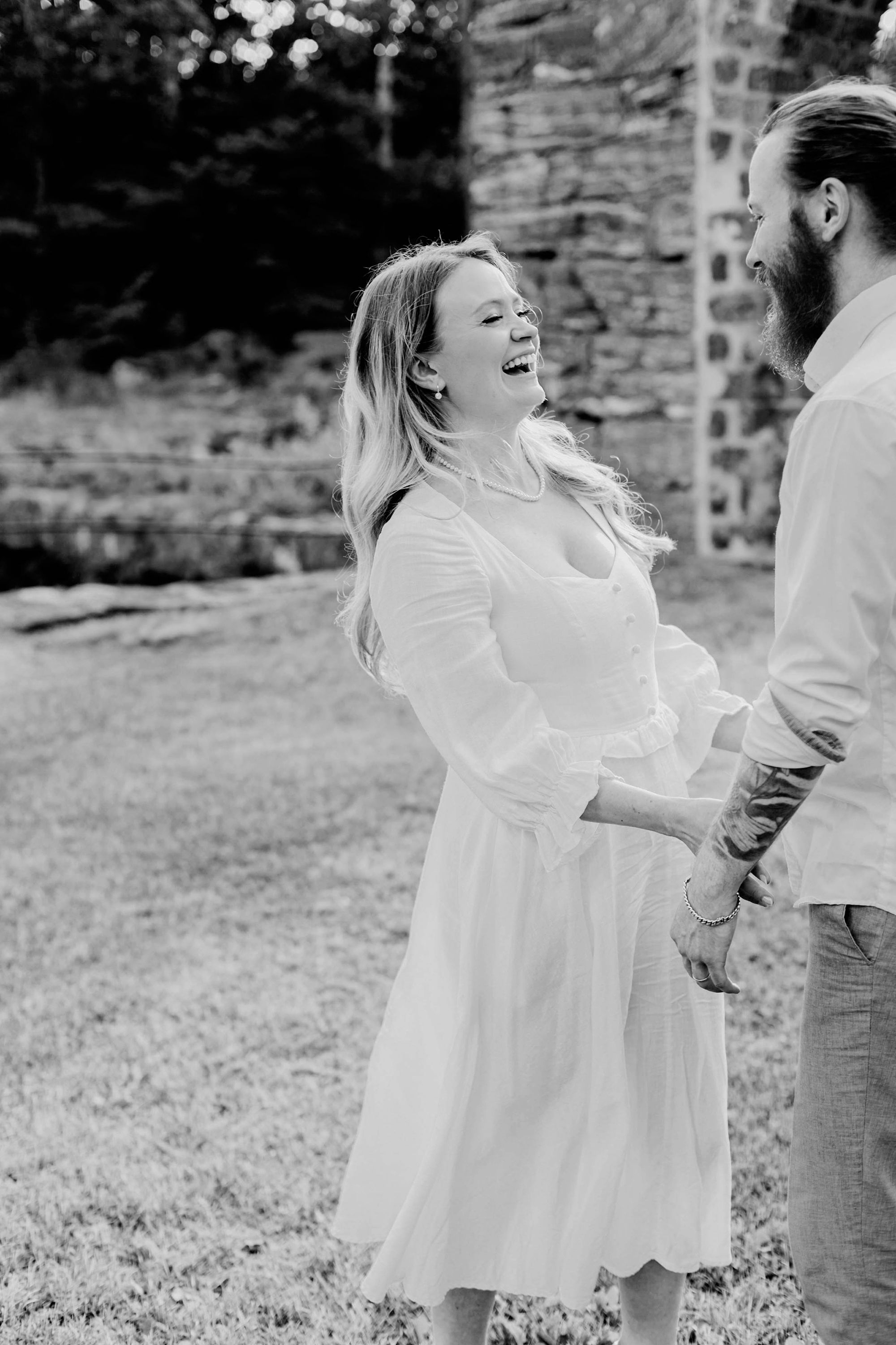 Kärleksfotografering i Borgvik med Julia och Martin. Borgvik utanför Karlstad. fotograf Rebecca Nordin.
