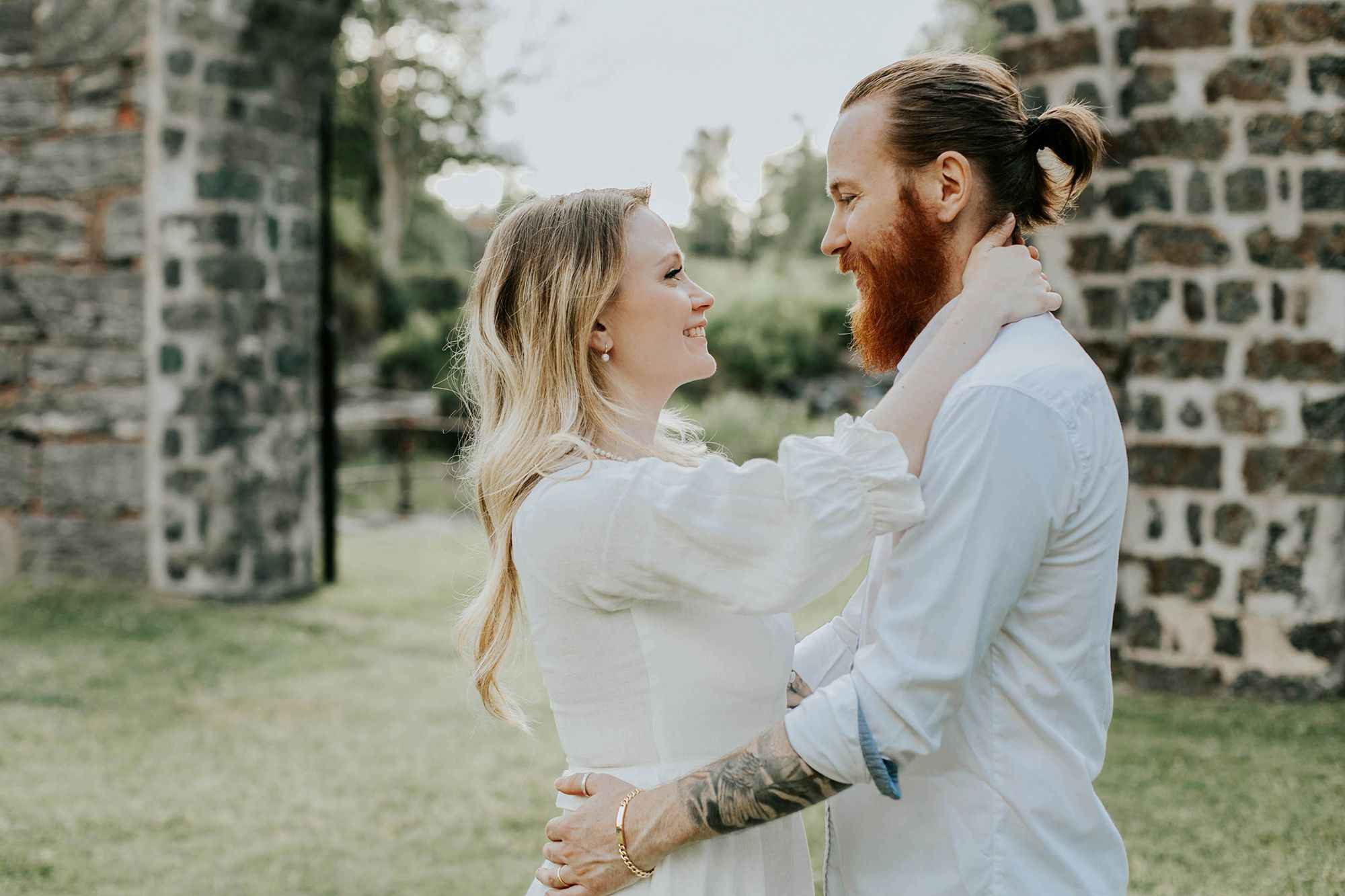 Kärleksfotografering i Borgvik med Julia och Martin. Borgvik utanför Karlstad. fotograf Rebecca Nordin.