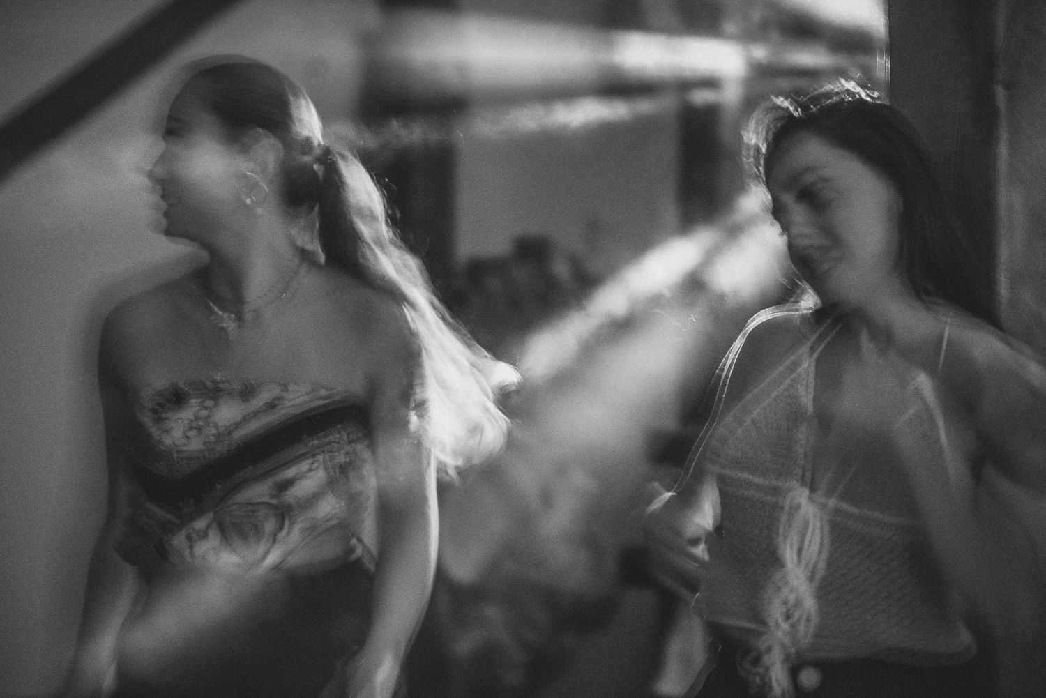 Reportage photo anniversaire, femmes qui dansent, flou de bougé , photo noir & blanc style vintage
Photographe Estelle Lureau