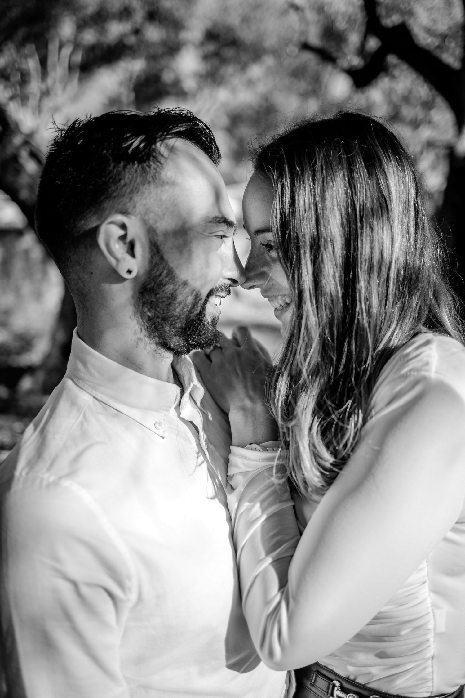 shooting couple séance engagement avant le mariage dans les oliviers à la farlède