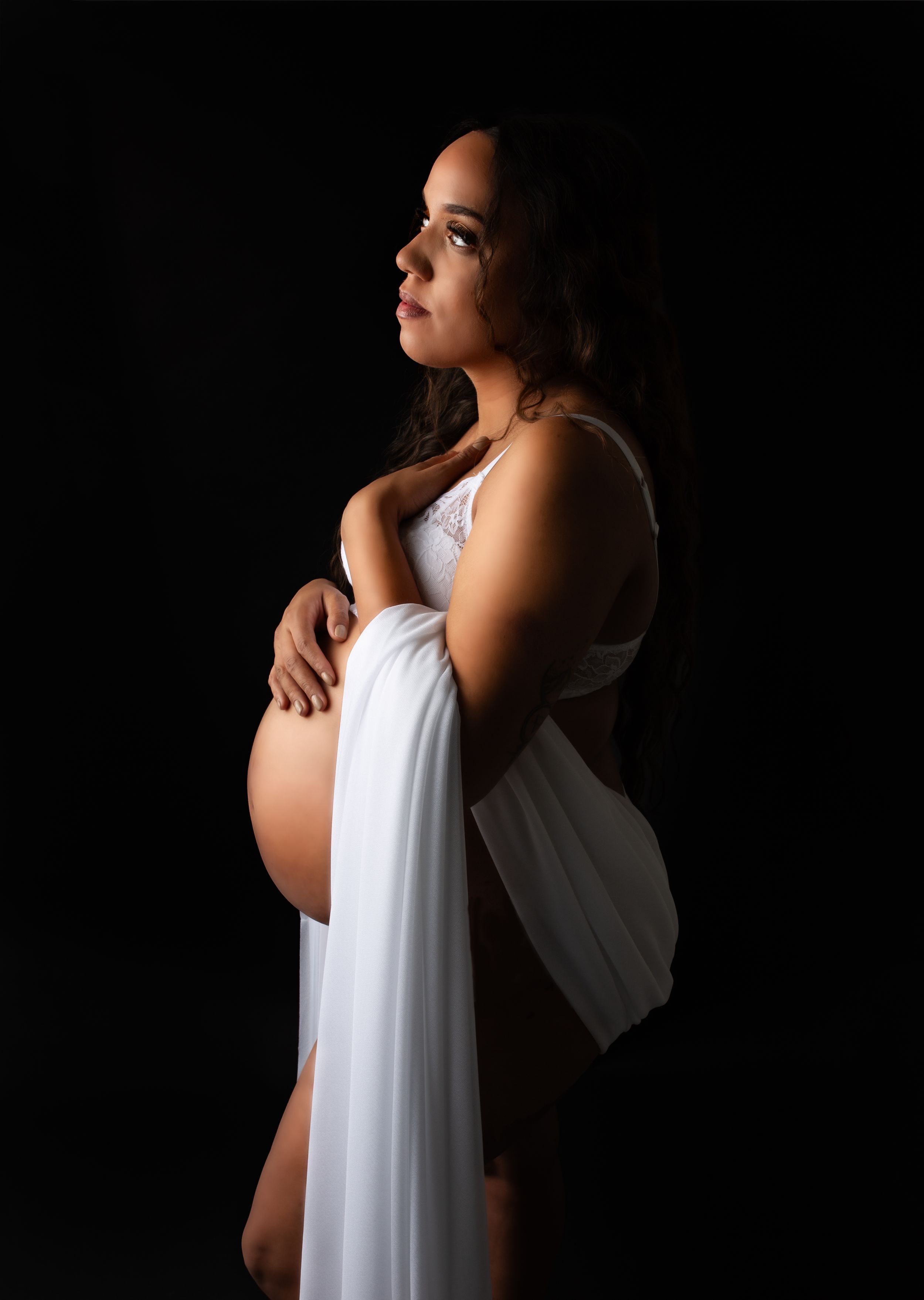 Confident Mother-to-Be Portrait – Waverly & Chillicothe – A proud expecting mother stands tall, embracing her journey.