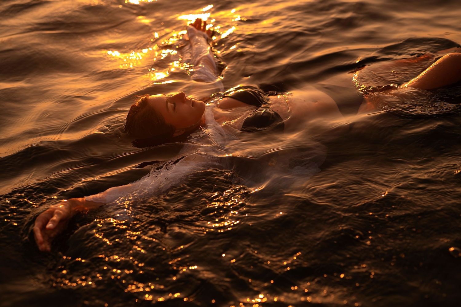 sessione fotografica donna, all'alba, in mare, Sicilia