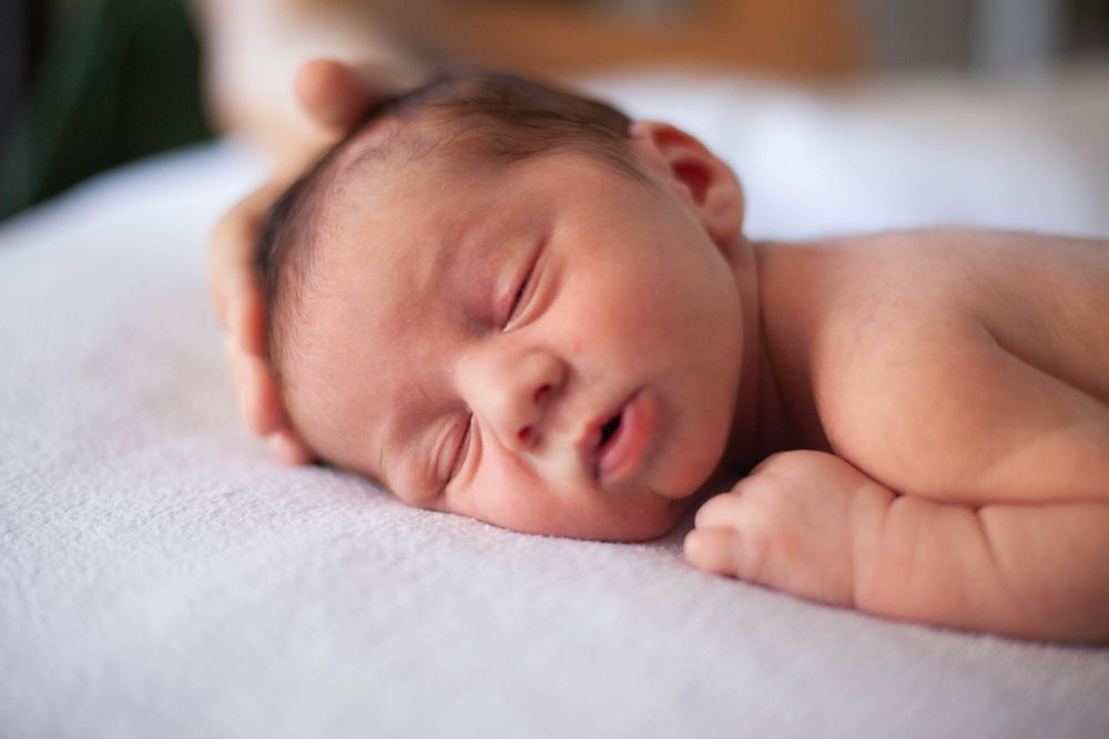 neonato, mano della mamma, fotografia newborn a domicilio, Milano, mamma e figlio, affetto, amore, carezza di mamma, fotografa neonato