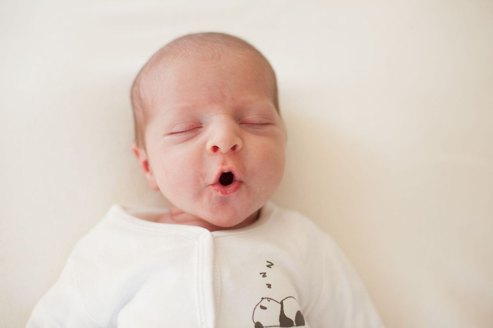 fotografia newborn a domicilio, neonato sveglio, neonato, foto a casa Peschiera Borromeo, a Milano, bean bag wrap