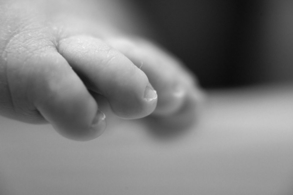 dettaglio macro delle dita di un neonato, dettaglio in bianco e nero