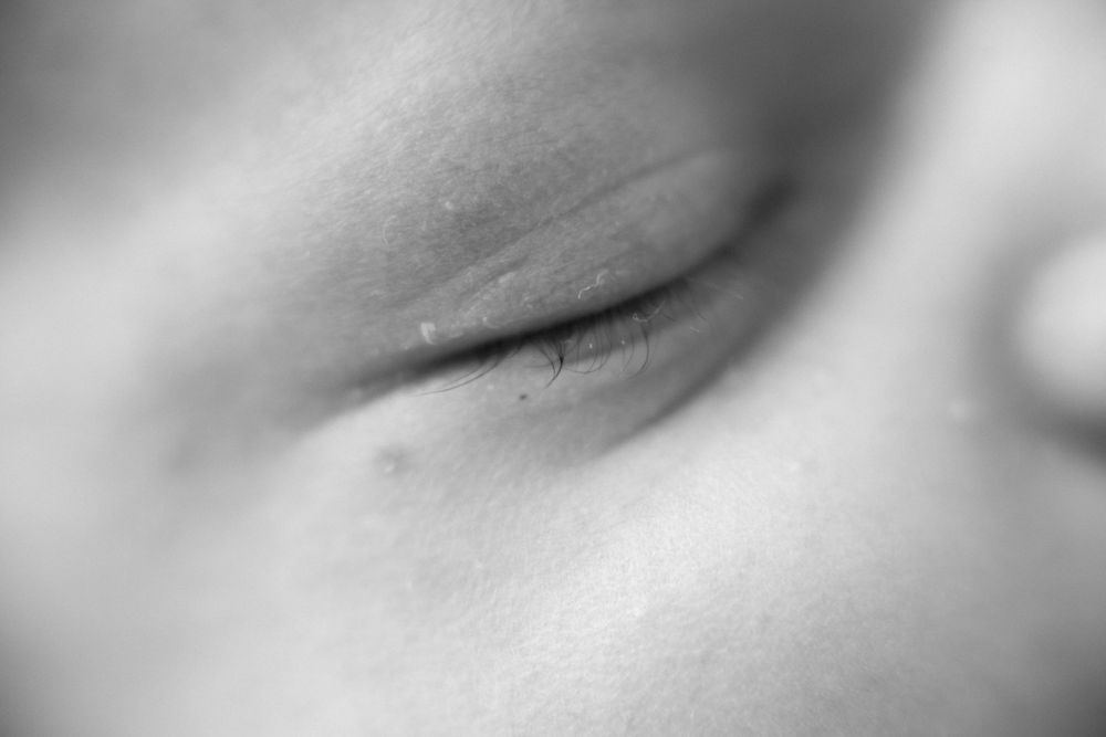 dettaglio delle ciglia di un neonato, dettaglio in bianco e nero delle ciglia di un neonato