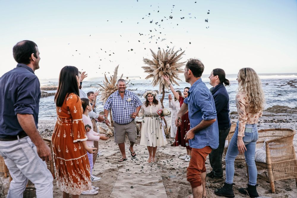 Joyfull confetti moments at the wedding St Francis