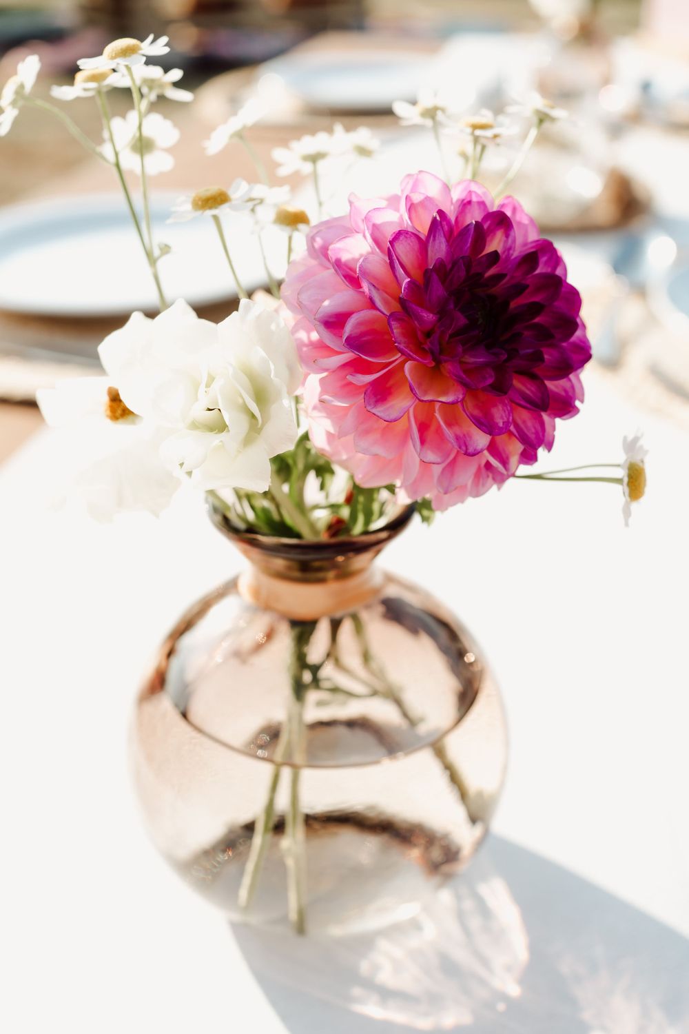 vaas met bloemen waarvan de ronde paarse pioen het meeste opvalt