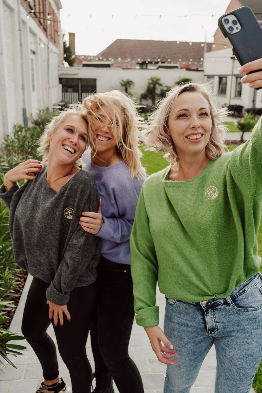 3 vrouwen die collectie shooten en daarbij een selfie nemen