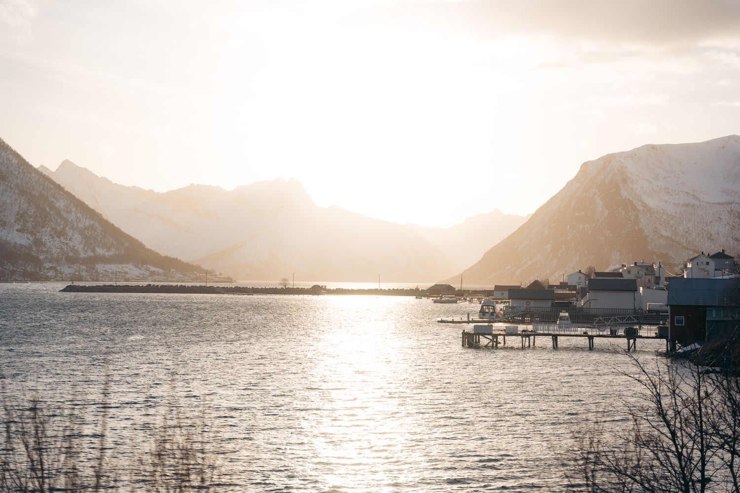 village pêcheur de sifjord à senja en norvège au coucher du soleil