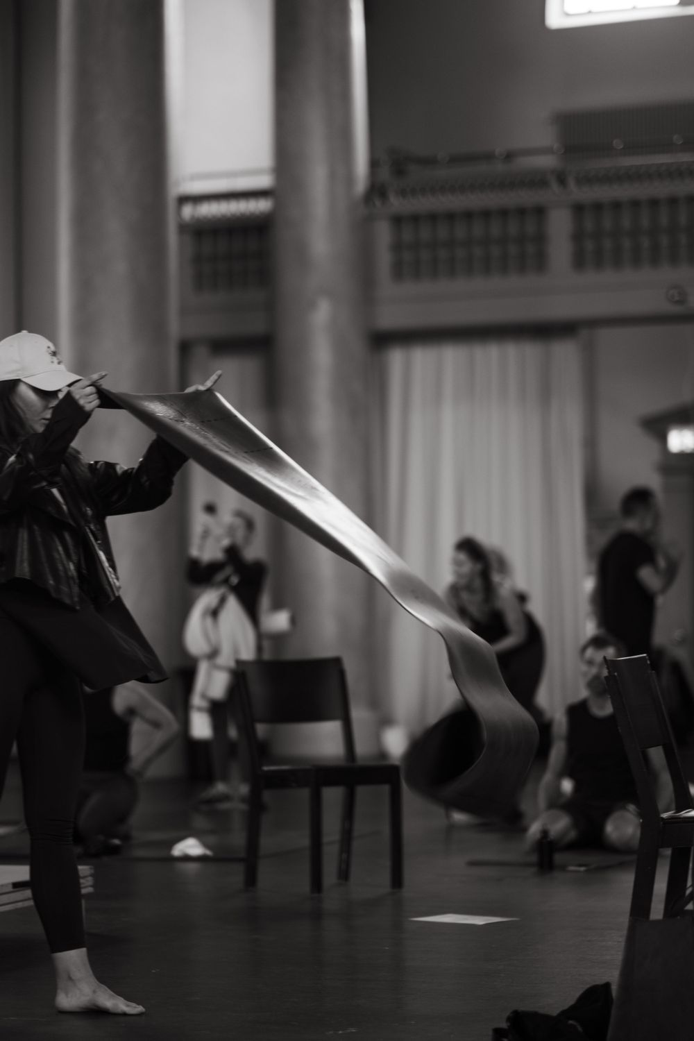 a woman rolling out a yoga mat while being captured by event photographer in Stockholm
