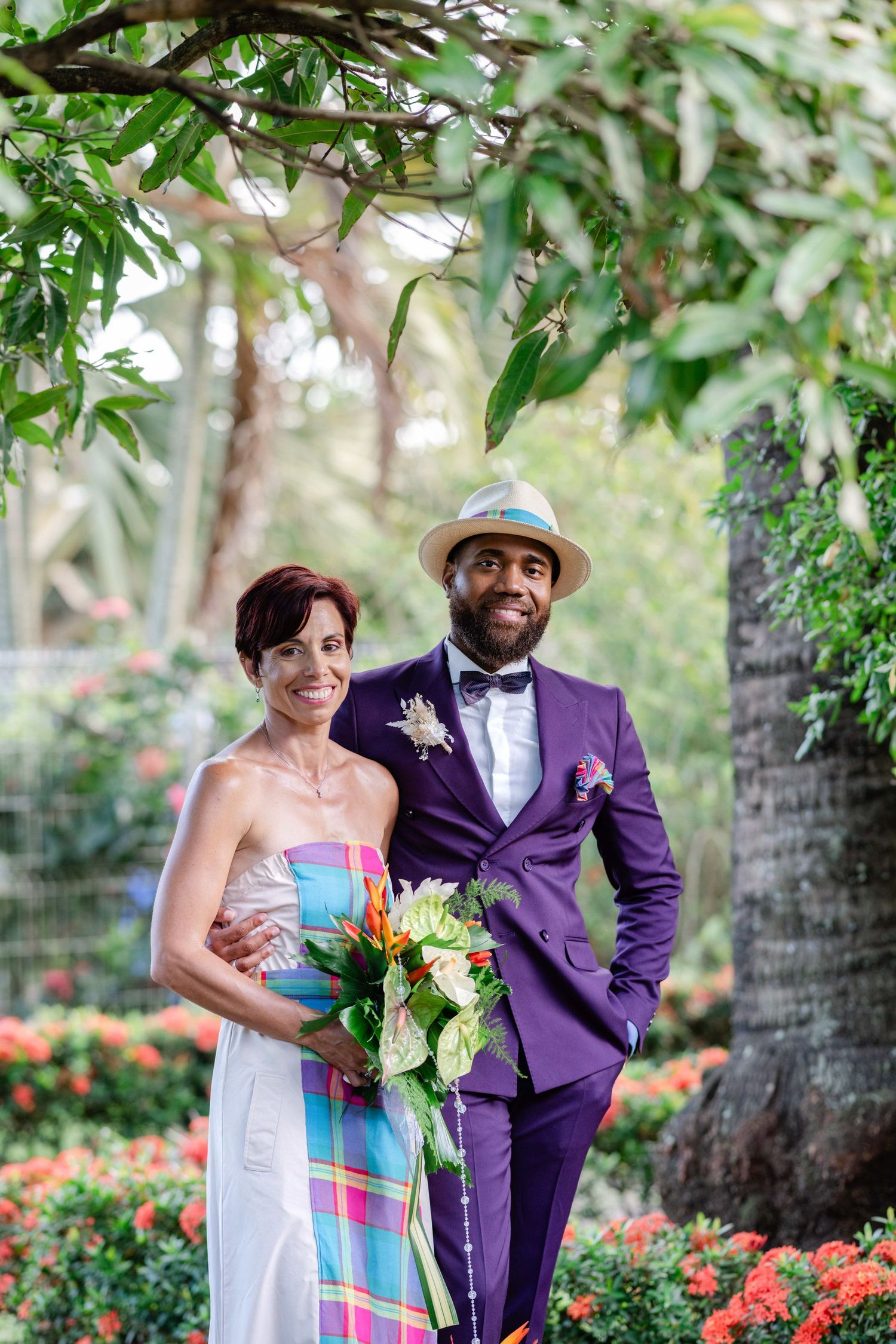 Couple de mariés en Martinique dans un jardin tropicaleal