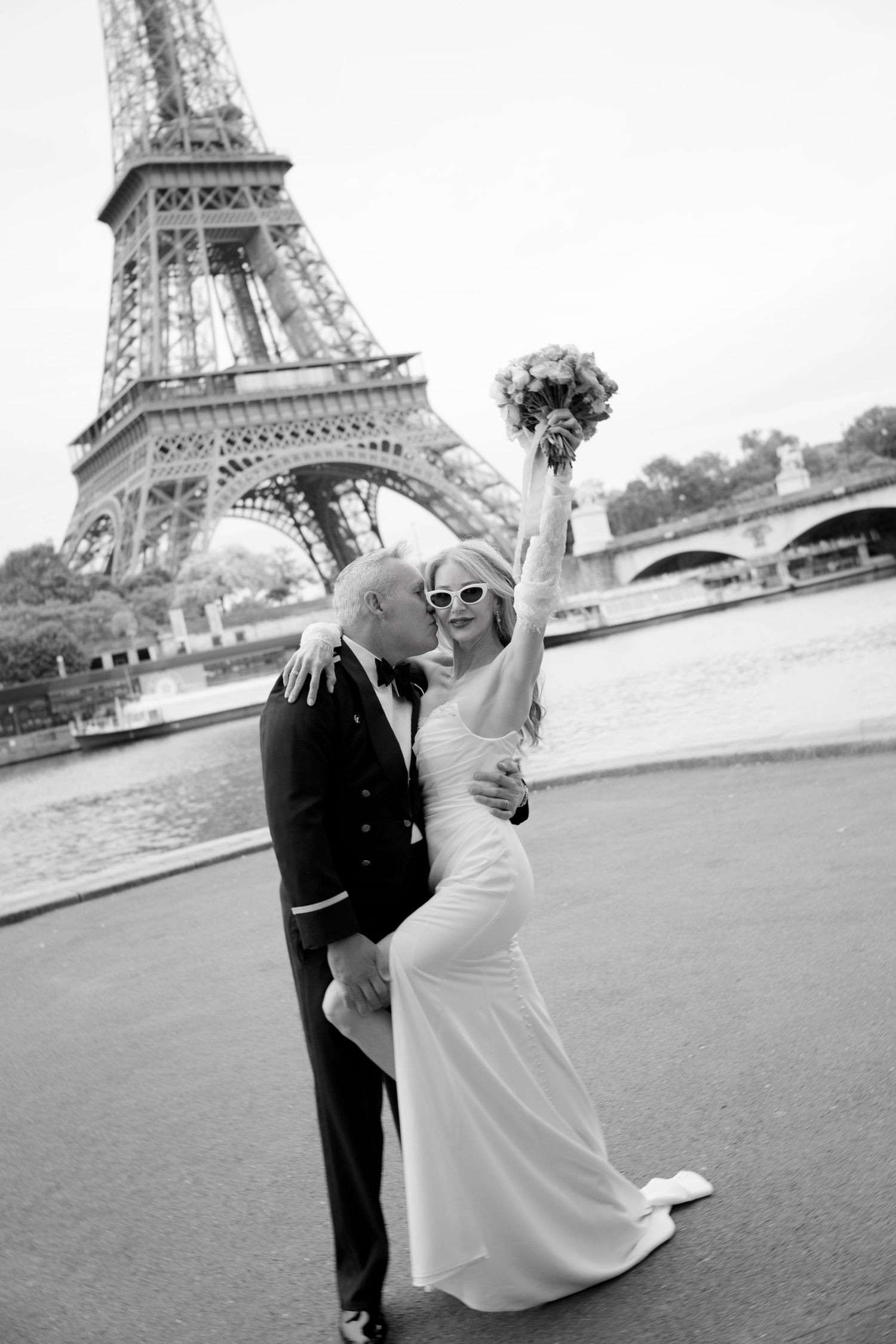 street photo eiffel tower groom and bride