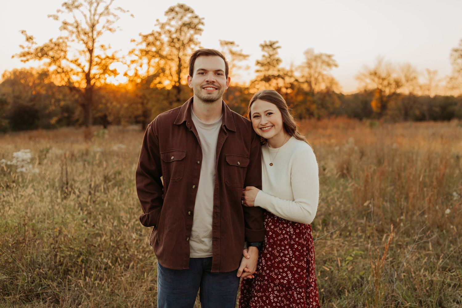 Couples and engagement photos in Kansas City – romantic, candid portraits by a local engagement photographer with golden hour light.