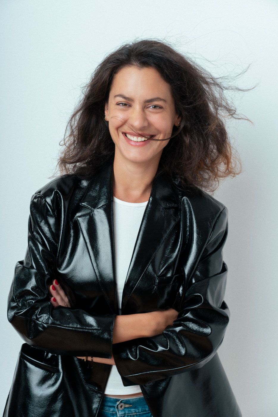 Portret autentic in studio, persoana zambind, expresie naturala si atmosfera relaxata
